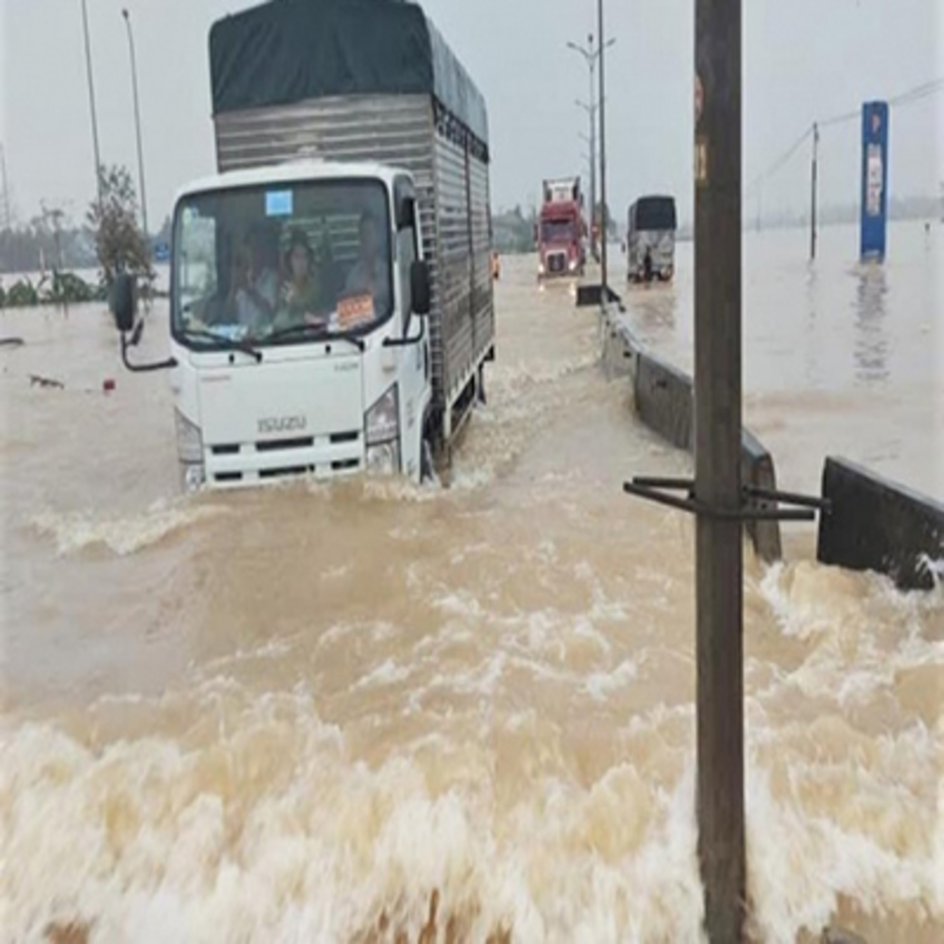 Đối thoại: Chuyên gia cứu hộ lưu ý về việc lái xe đi tình nguyện vùng ngập lụt tại miền Trung 