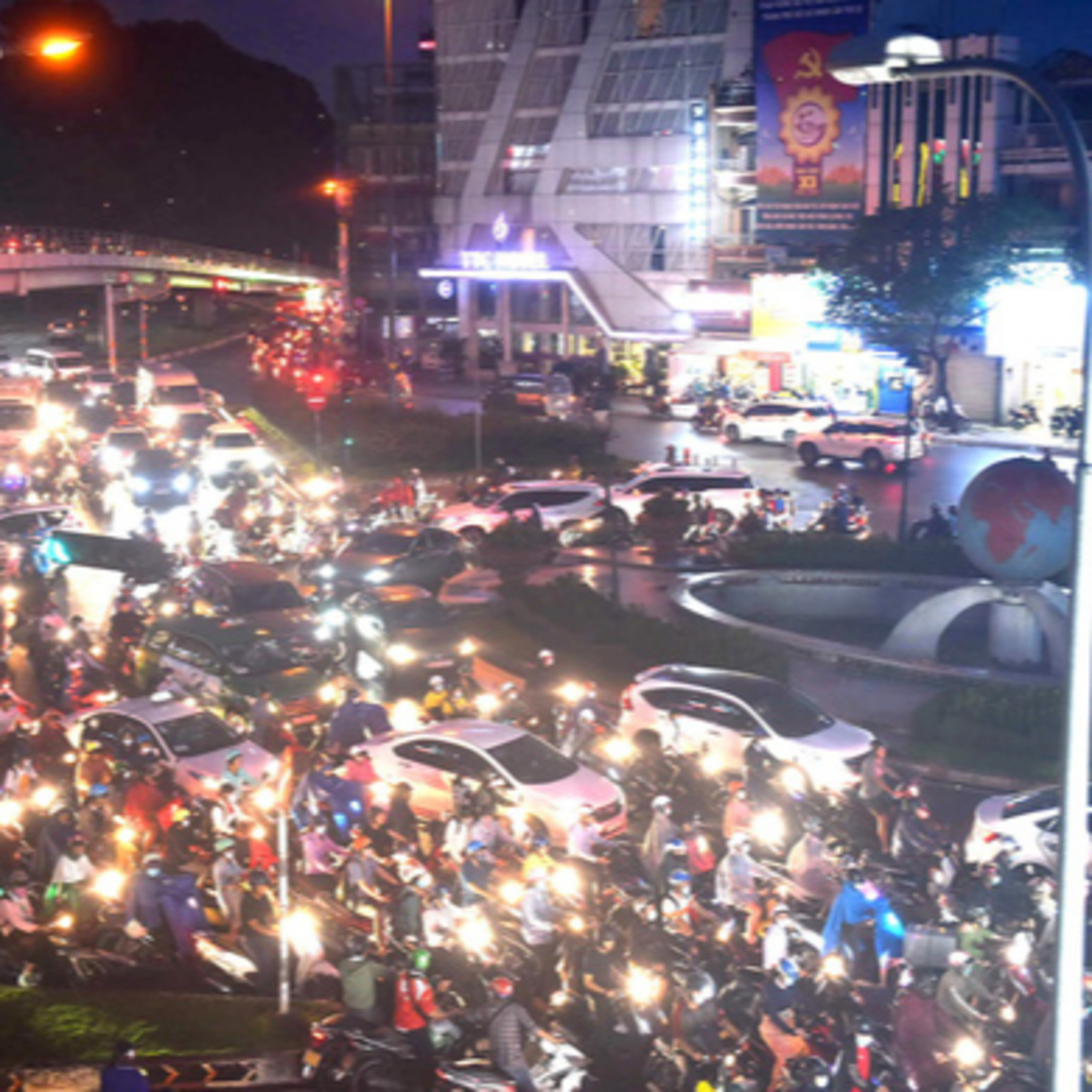 Đối thoại: TPHCM đề xuất triển khai 5 tuyến đường trên cao để giải quyết ùn tắc