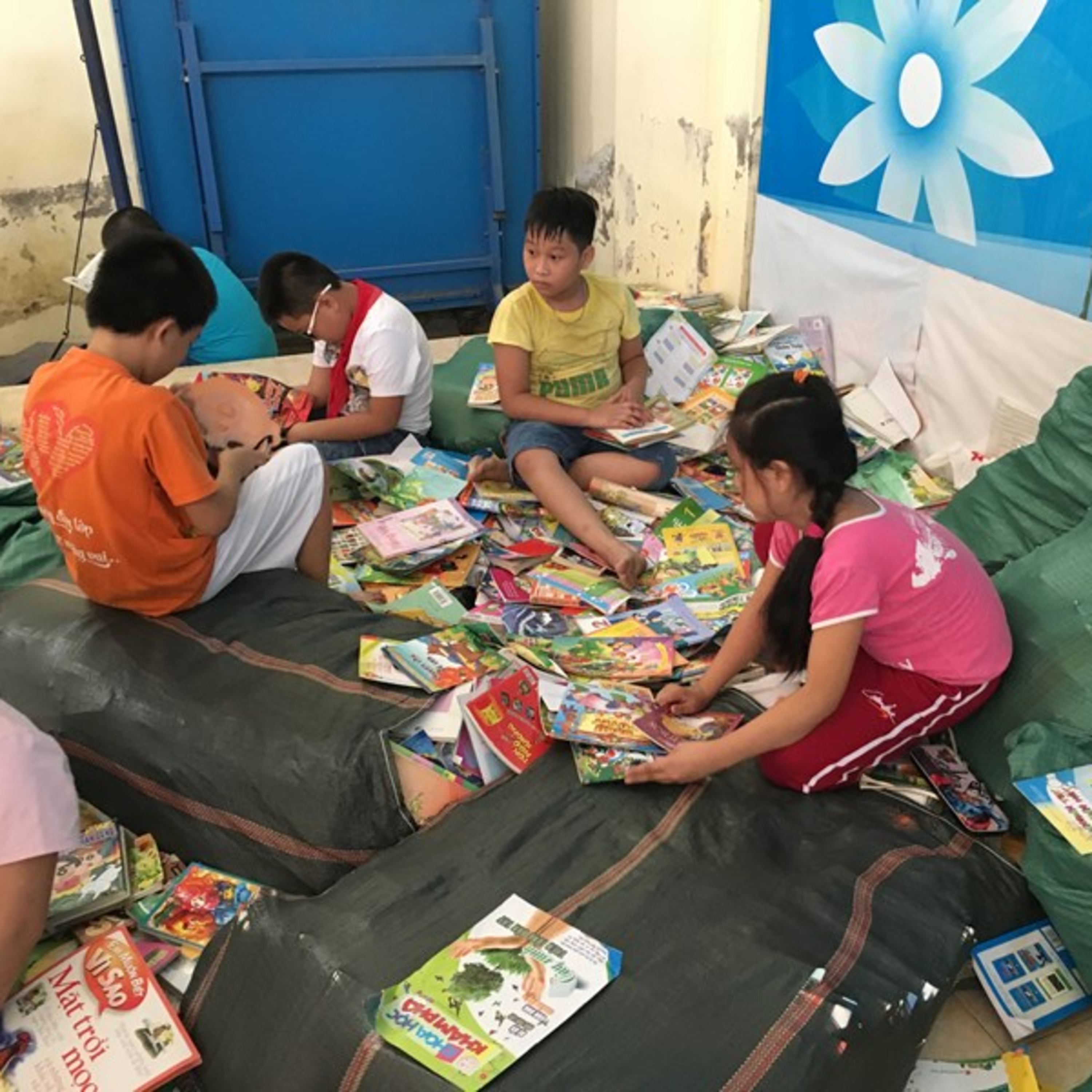 Thị thành ký: Tích cực ủng hộ thầy trò miền Trung