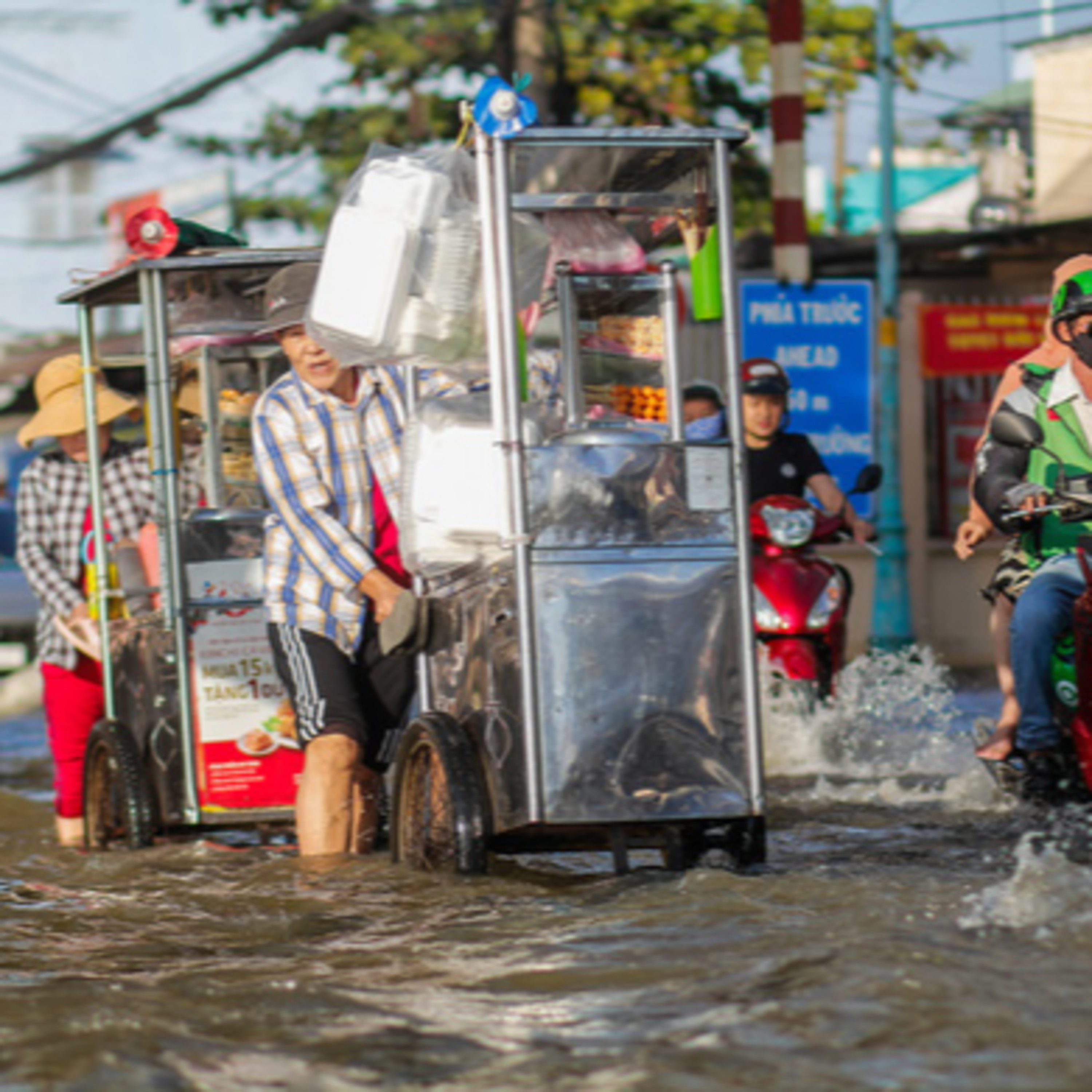 Thị thành ký: TP.HCM: Người dân “vật lộn” với triều cường
