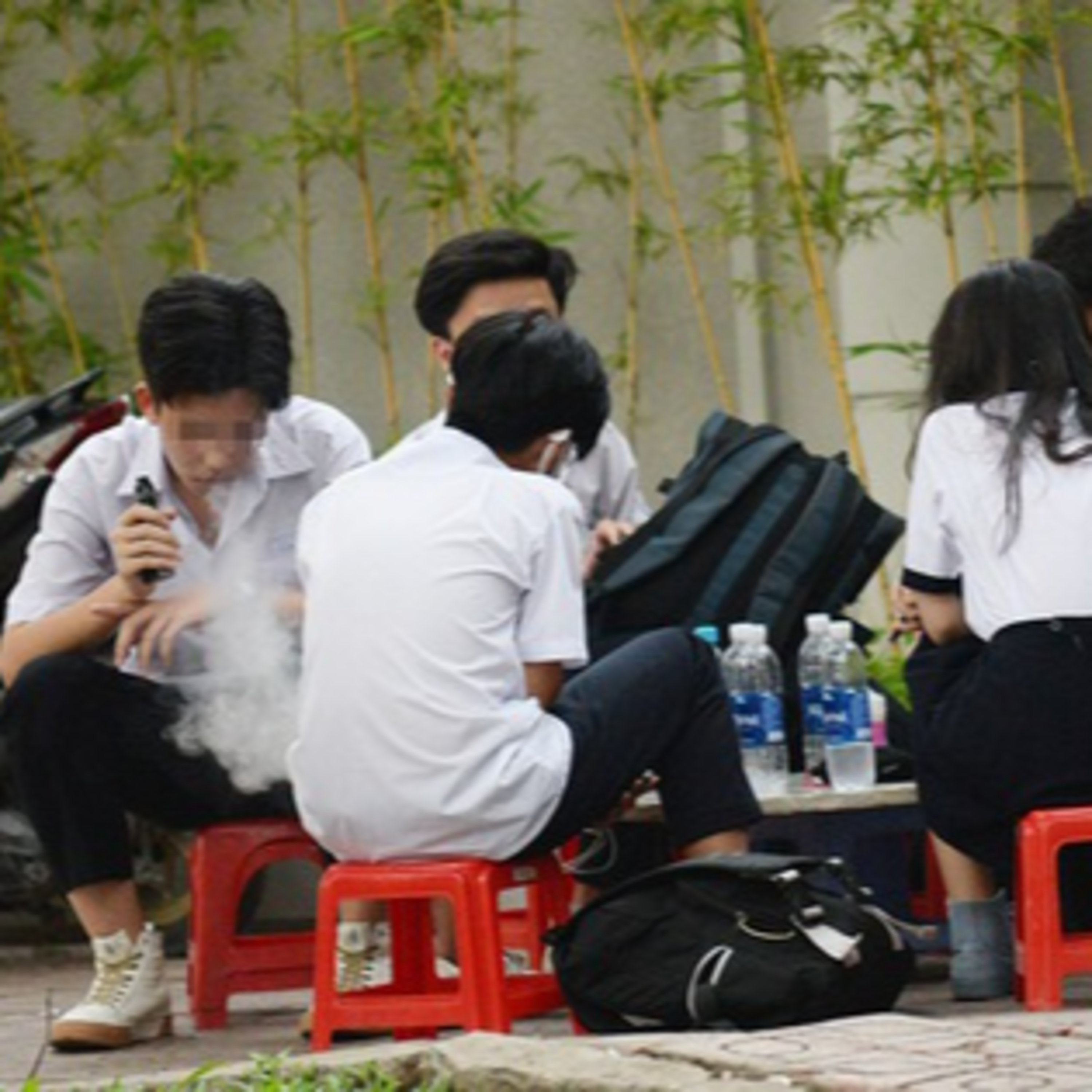 Thị thành ký: Học sinh hút thuốc lá điện tử - Cần nhiều hơn sự giáo dục 