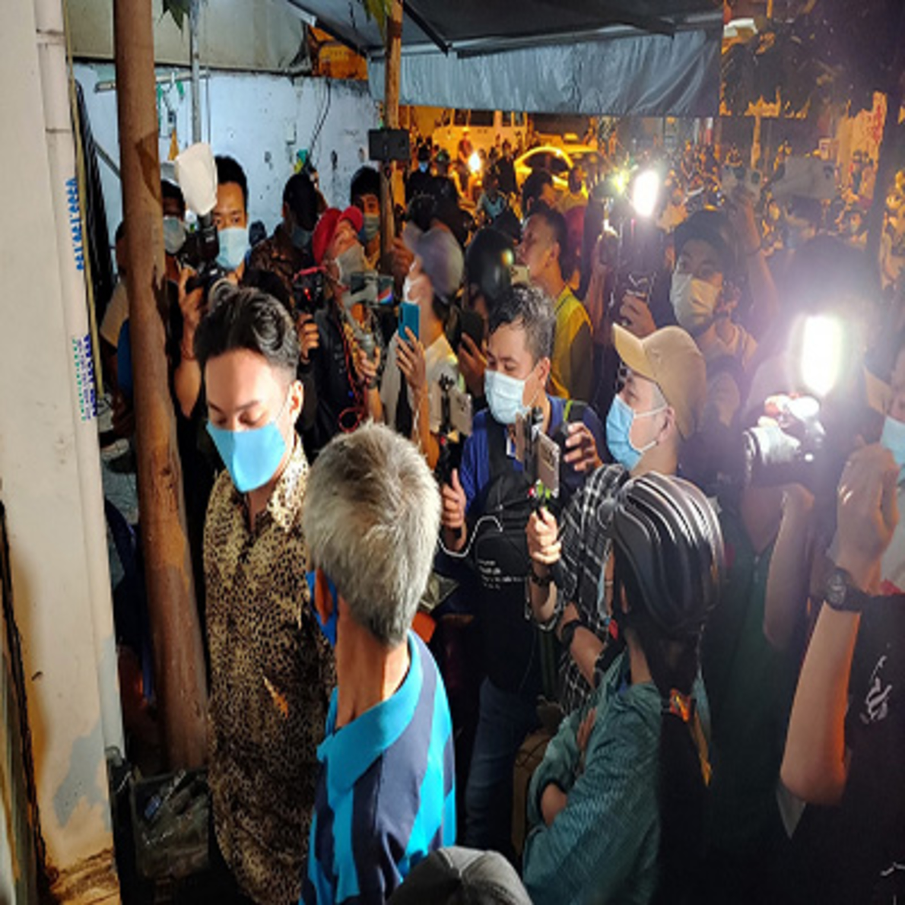 Cẩm nang đô thị: Livestream, chụp hình câu “like” ở đám tang nghệ sĩ: Bao giờ văn hóa ứng xử khác đi?  episode artwork