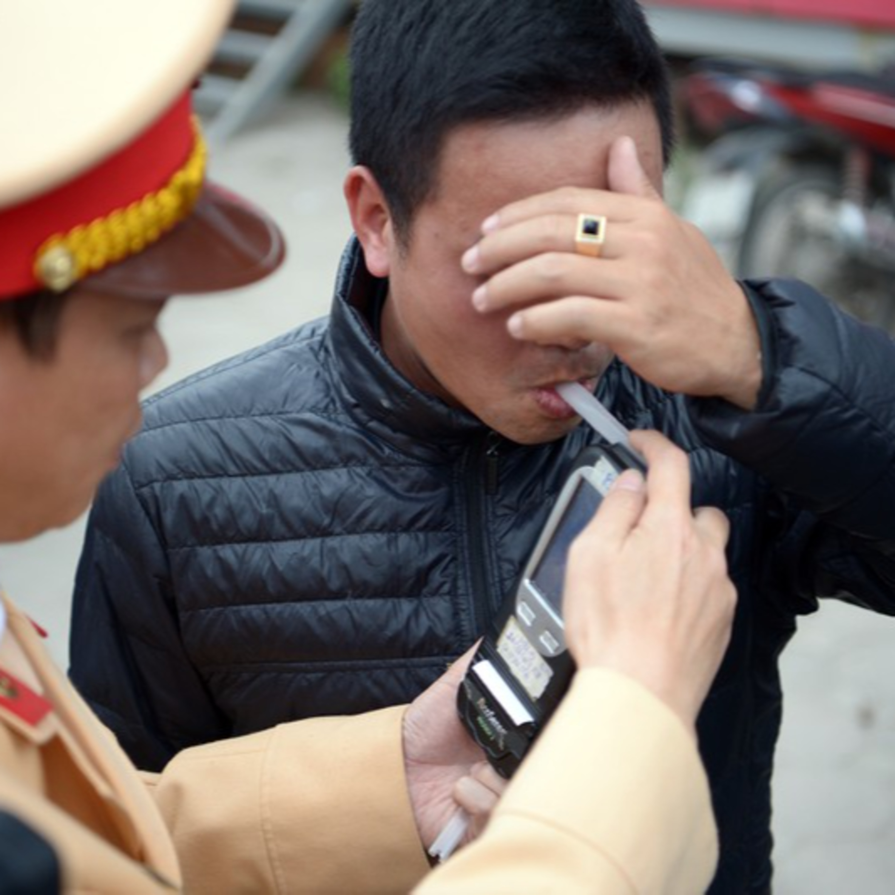 Thị thành ký: Sếp phải “đỏ mặt” nếu để nhân viên say xỉn