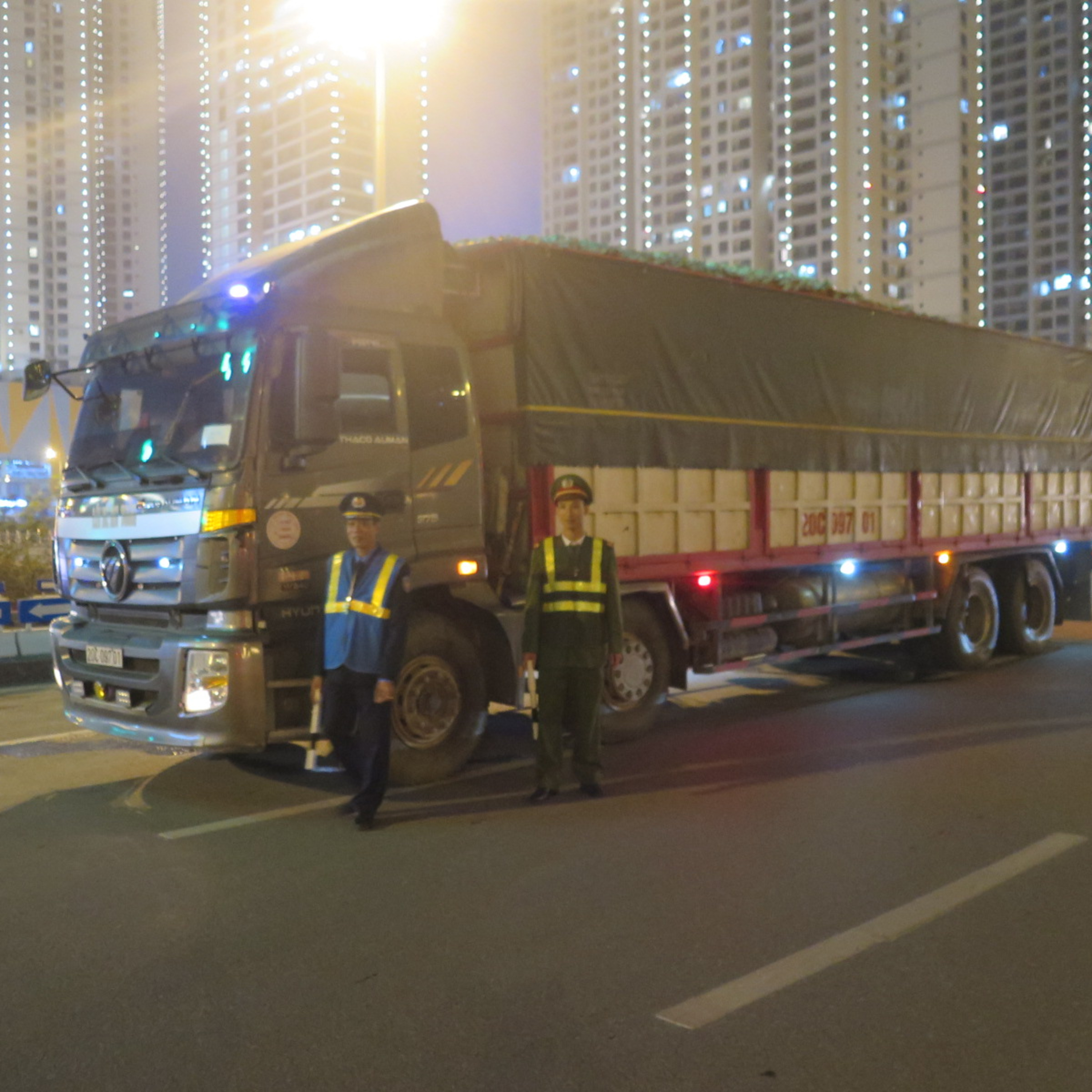 Thị thành ký: Hà Nội tiếp tục kiểm tra đột xuất hoạt động xe tải dịp cuối năm 