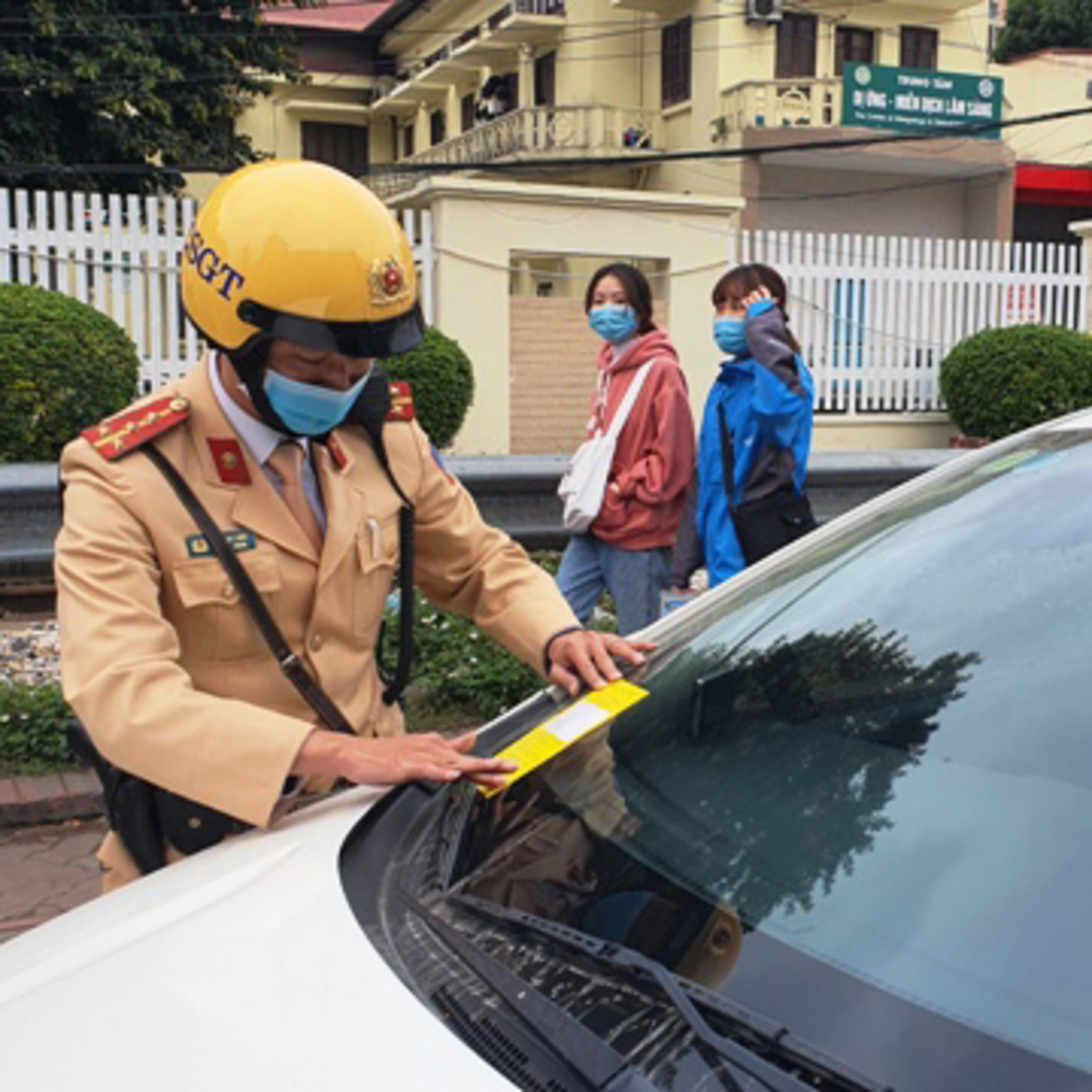 Dán thông báo phạt nguội ôtô dừng, đỗ sai quy định: Người dân ủng hộ 