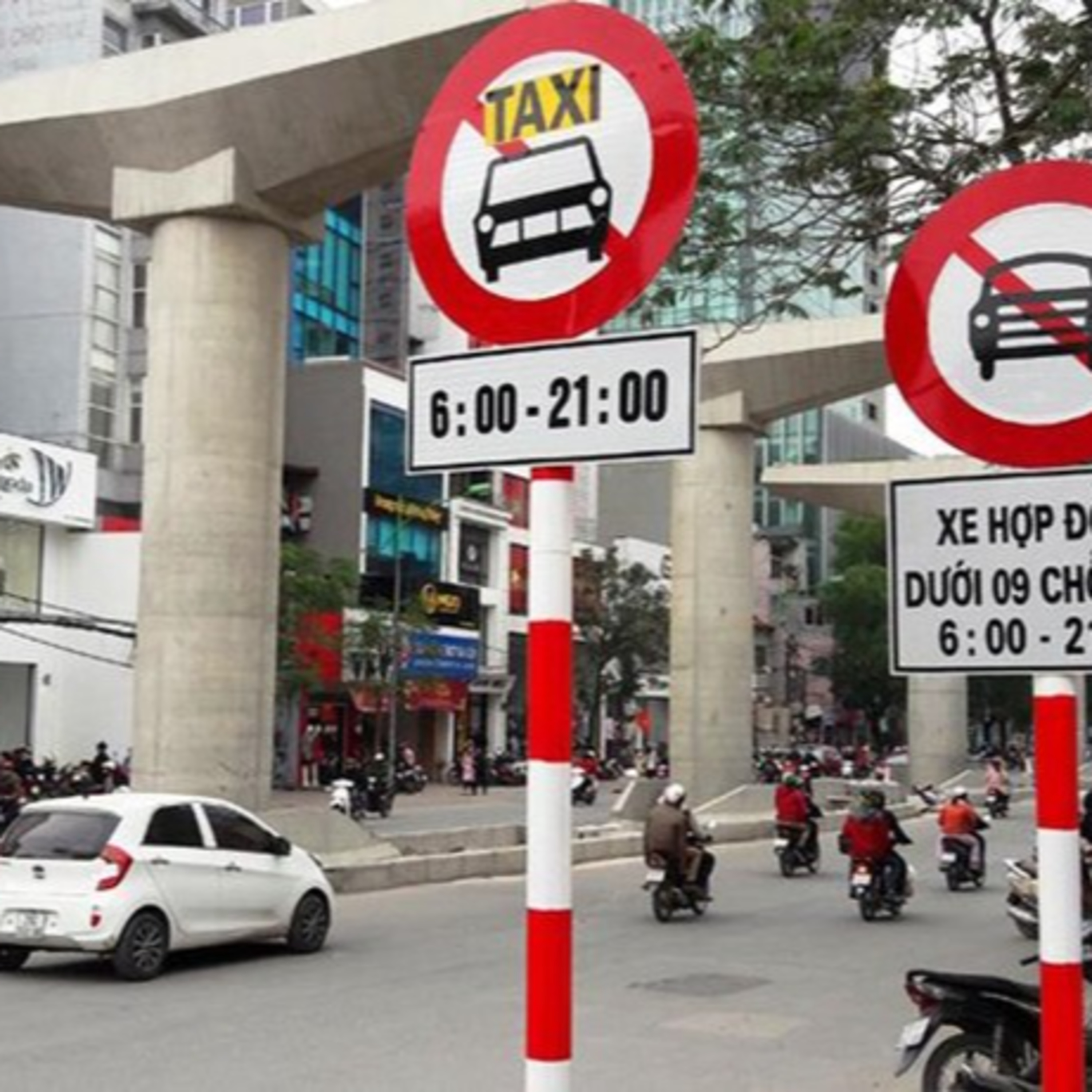 Cấm taxi, xe hợp đồng trong giờ cao điểm: Giao thông khó khăn, đi lại bí bách