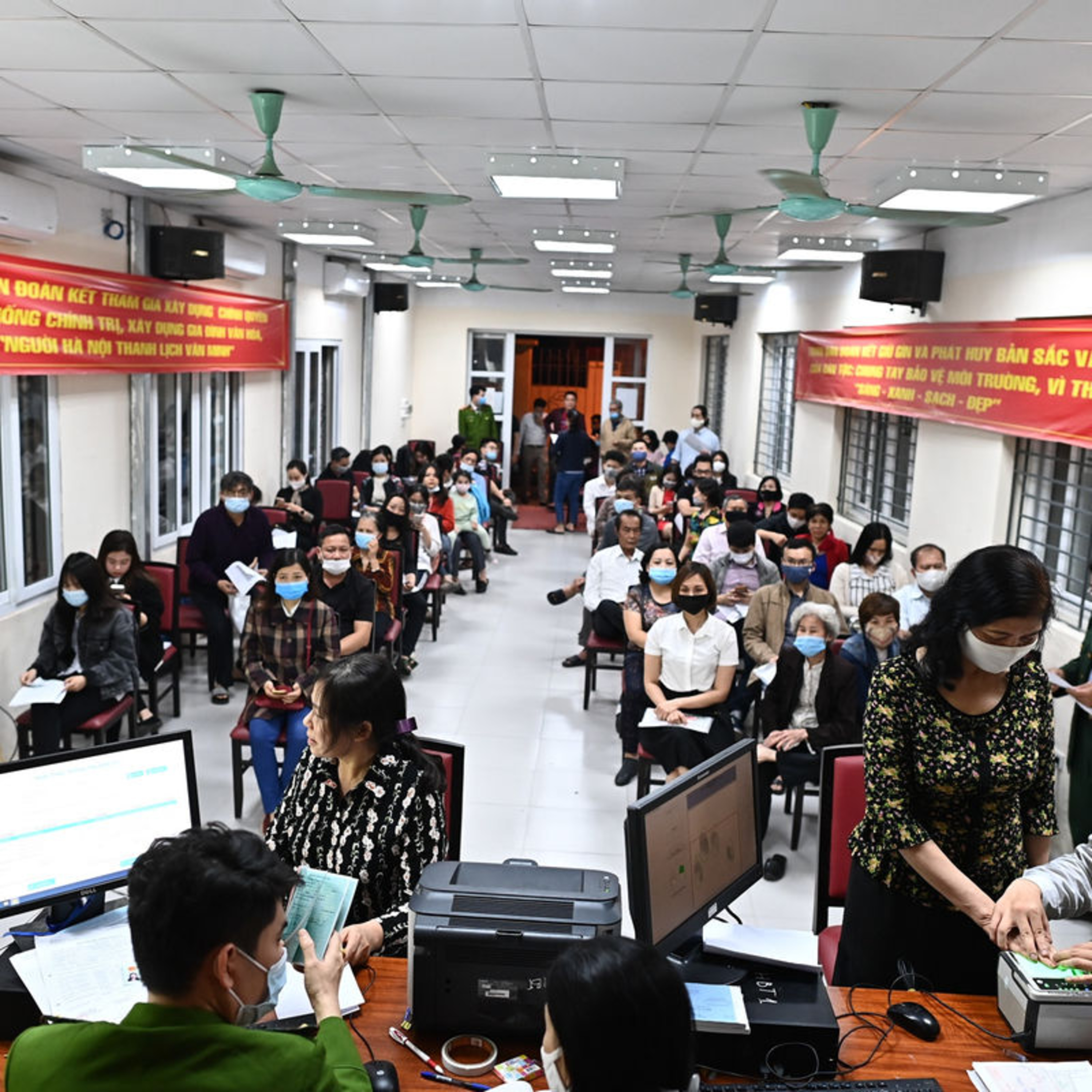 Người dân Hà Nội xếp hàng dài làm thẻ căn cước công dân mới