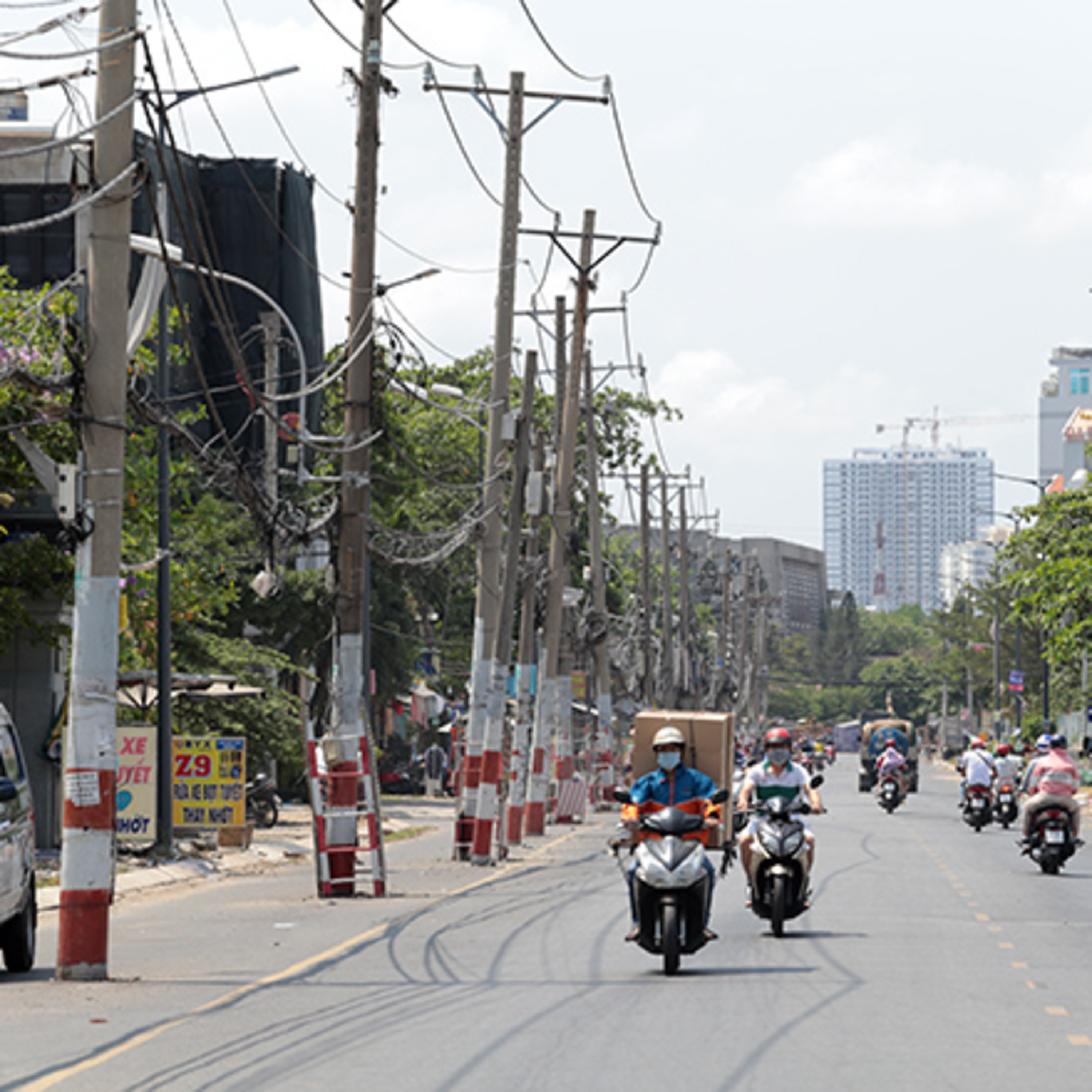 TP.HCM: Gần 100 trụ điện "bị bỏ quên" giữa đường 