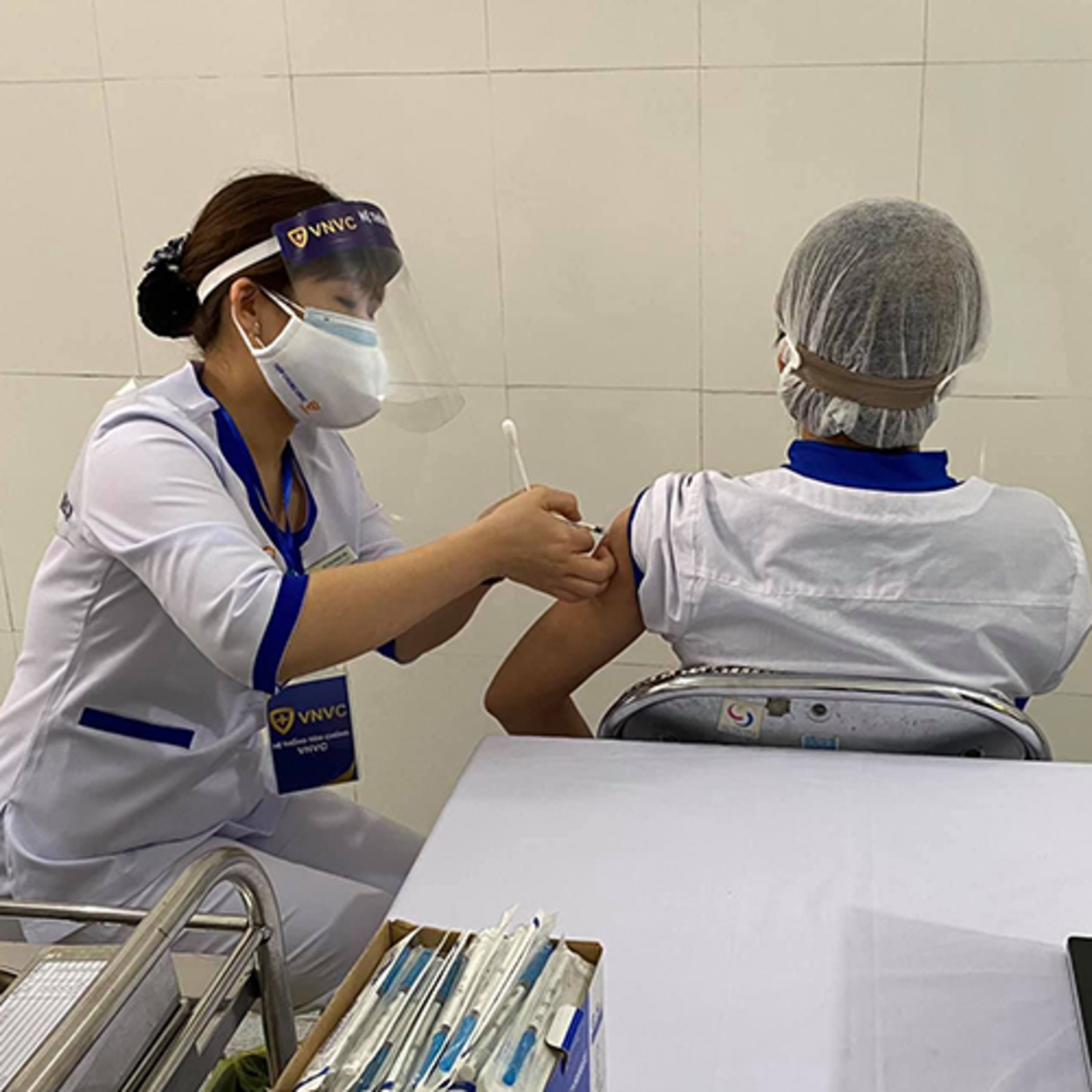 Việt Nam sử dụng vắc xin được tài trợ như thế nào, tiến độ sản xuất vắc xin made in Vietnam ra sao? episode artwork