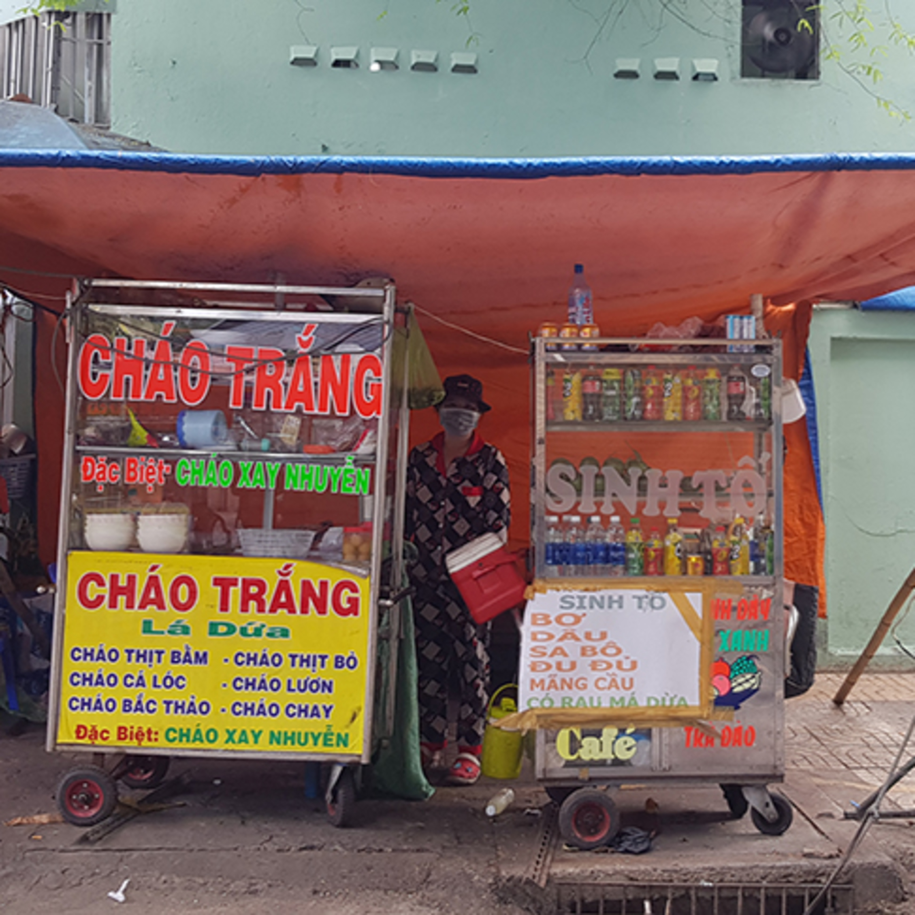 Dịch vụ quanh cổng viện: Hà Nội thưa thớt, Sài Gòn đìu hiu