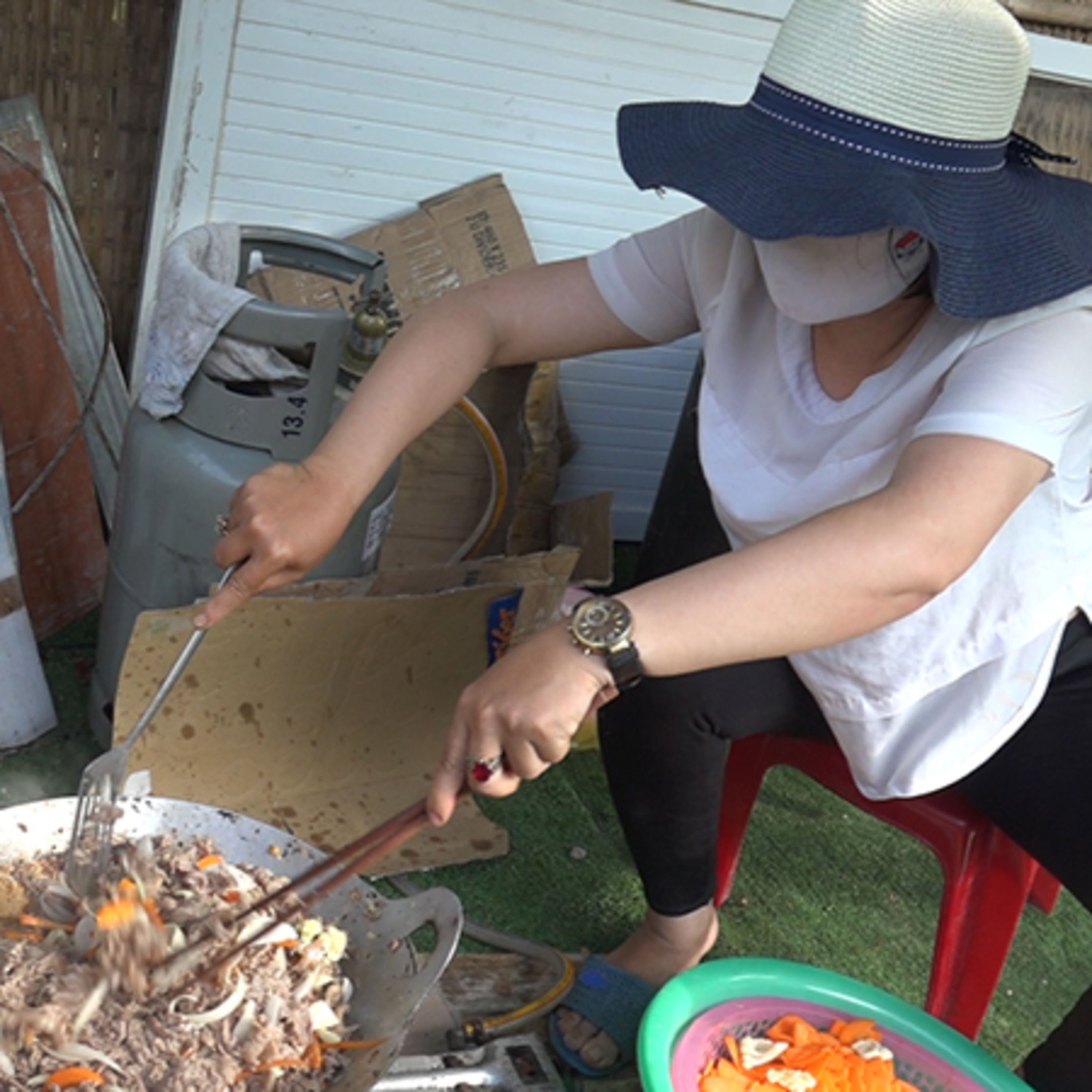 Những suất cơm nghĩa tình bên cạnh Bệnh viện dã chiến 