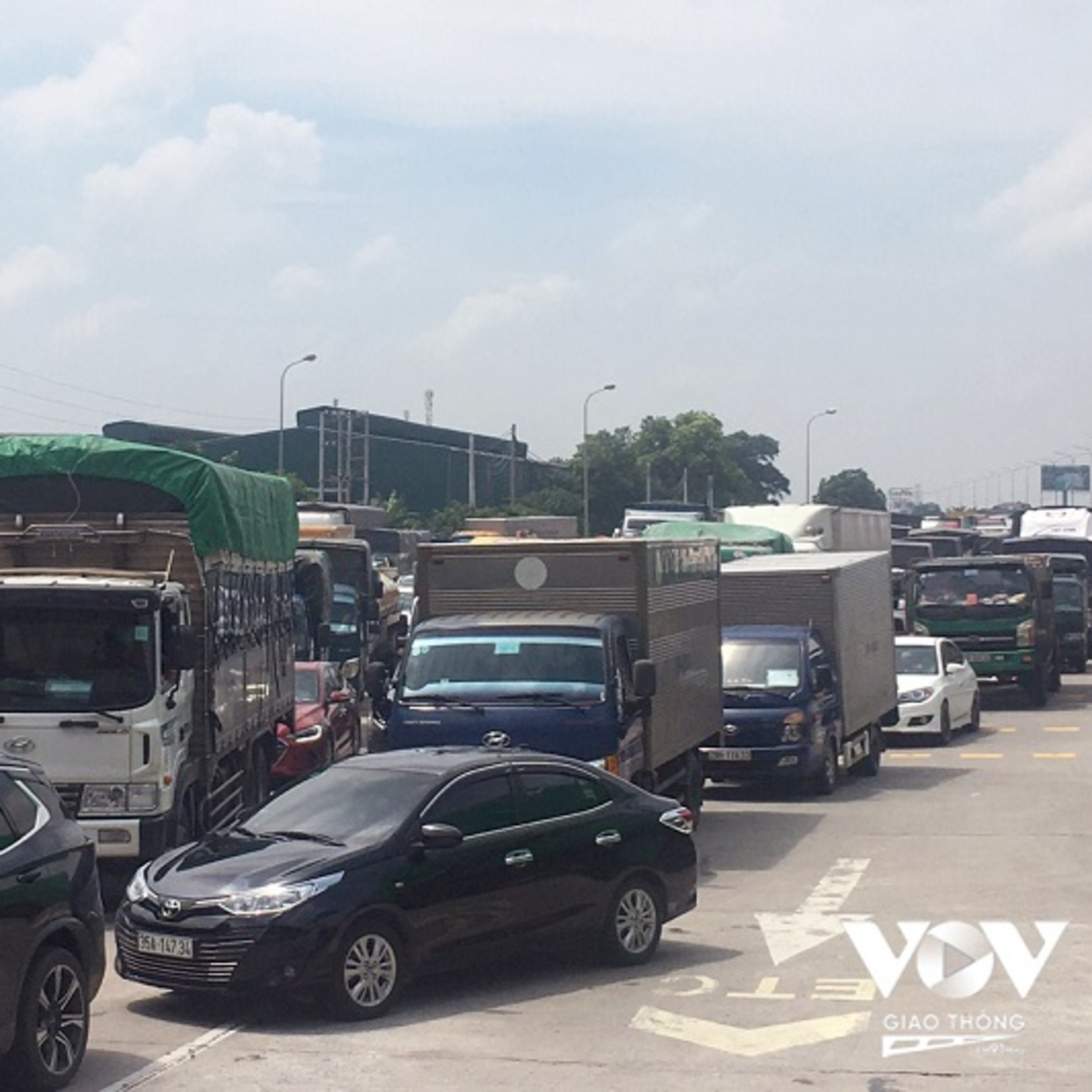 Hà Nội ngày thứ 3 áp dụng Chỉ thị 16: Nội thành thông thoáng trật tự, cửa ngõ vẫn còn khó khăn 