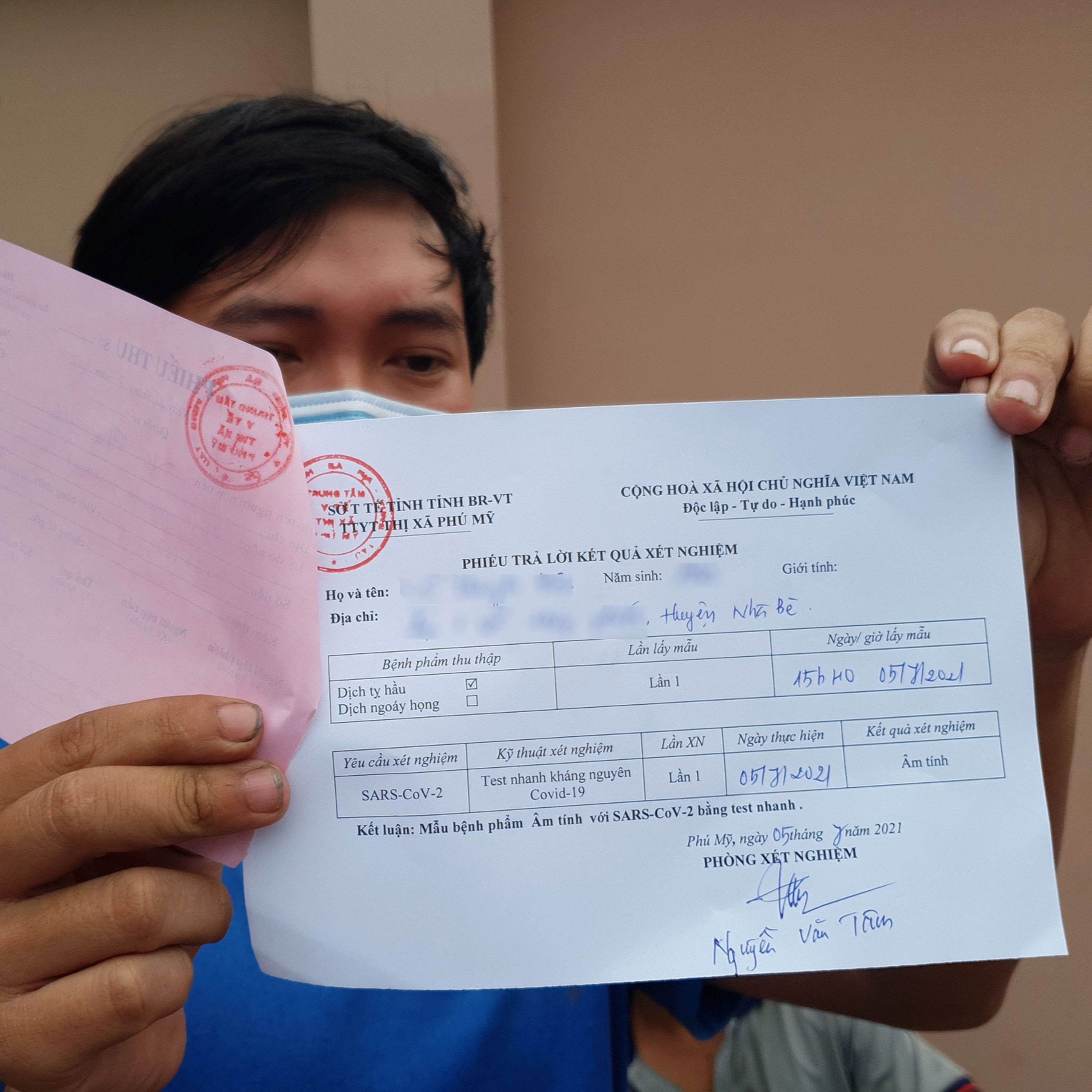 Nên bãi bỏ giấy thông hành xét nghiệm 