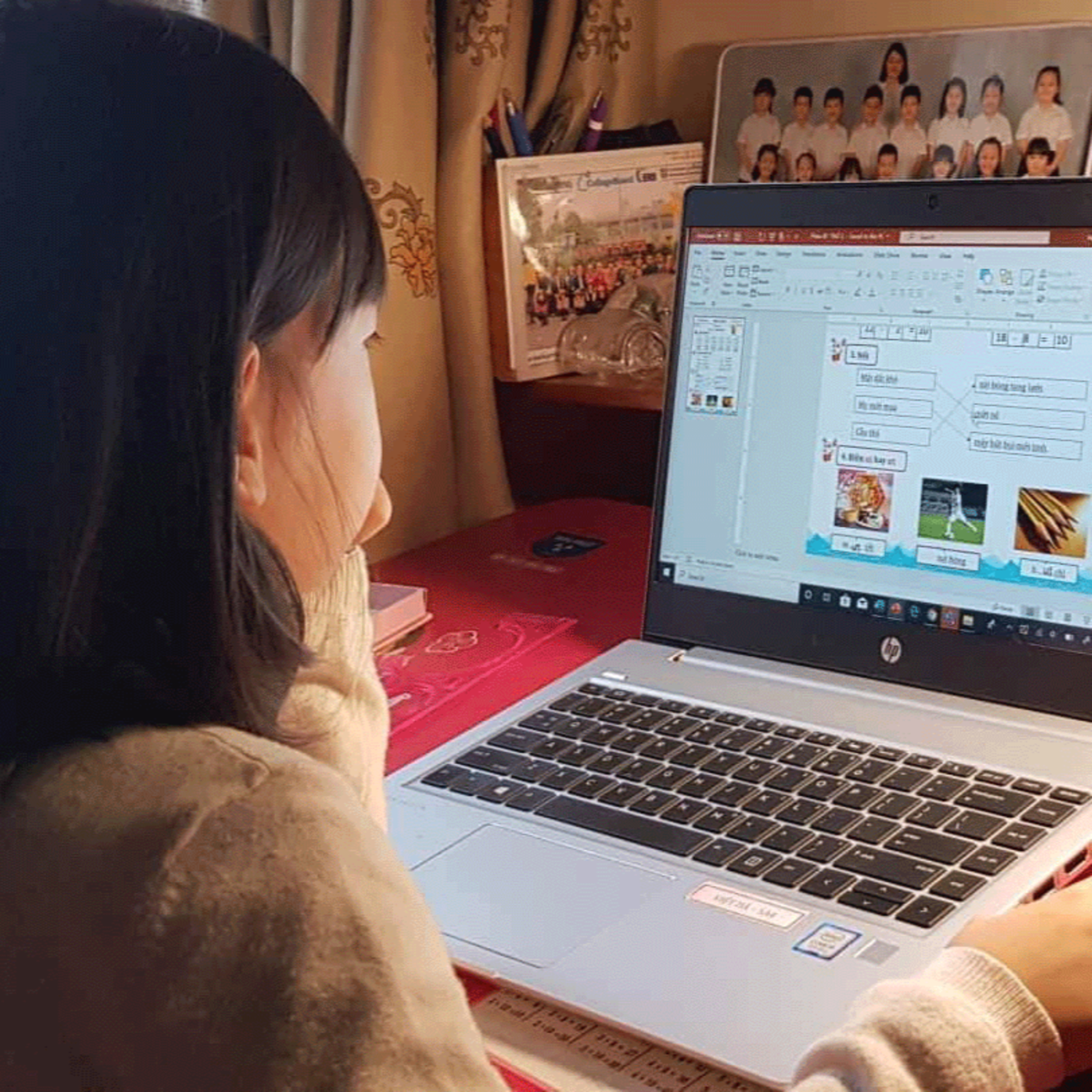 Con thi học kỳ online, nhiều bố mẹ… 'trở tay' không kịp 