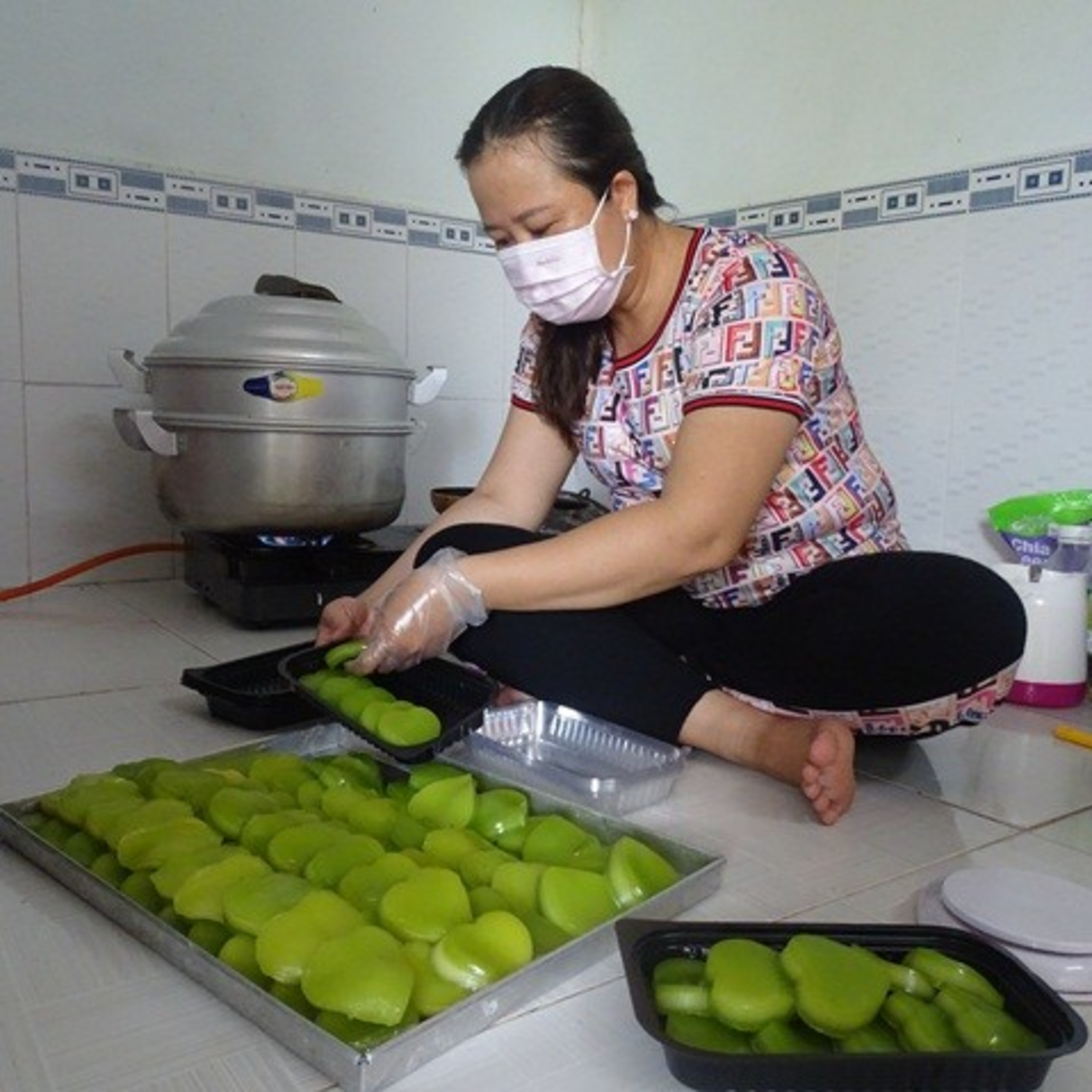 Nghề tay trái “hái” tiền mùa dịch 