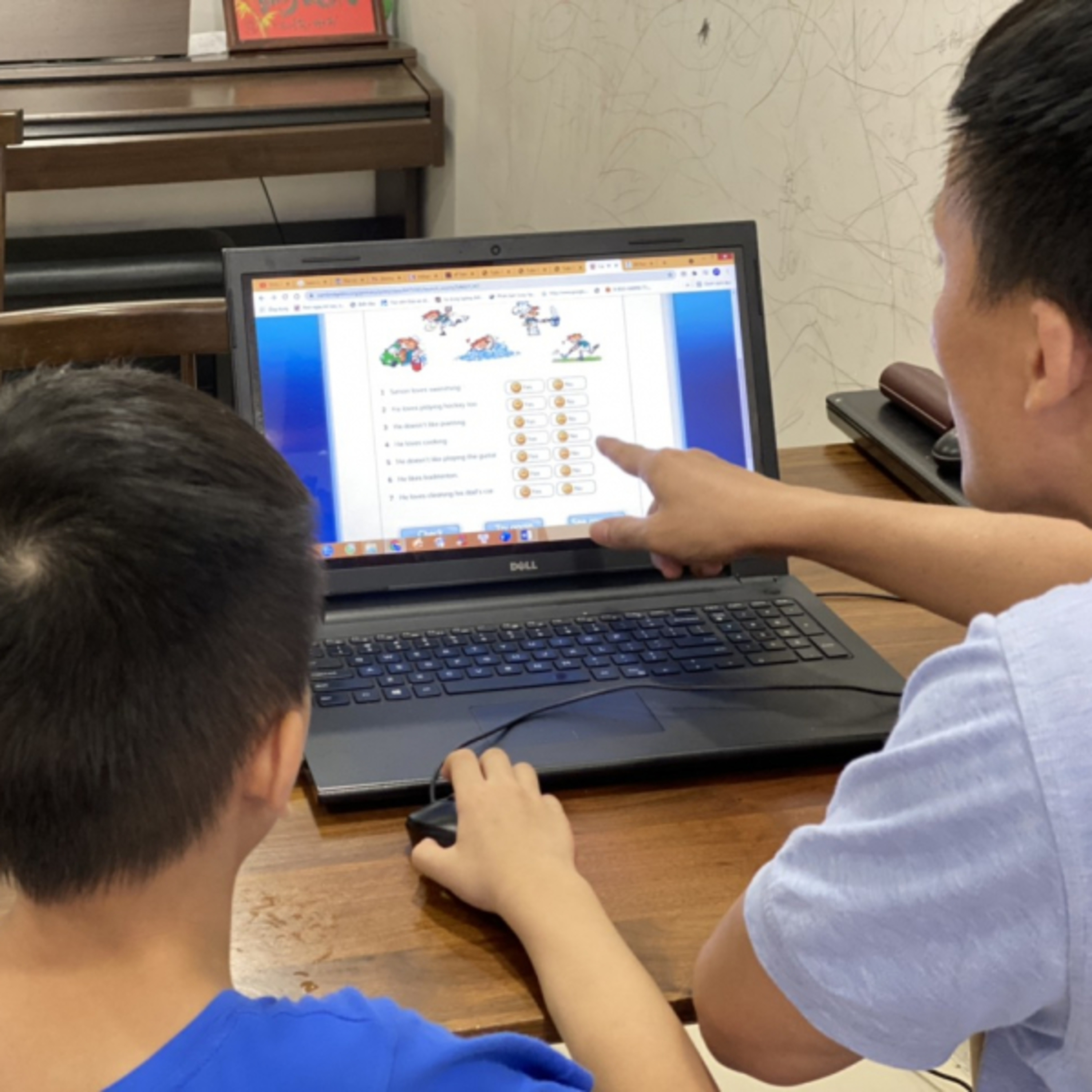 Phụ huynh ‘mắc kẹt’ giữa trông con và đi làm trở lại 