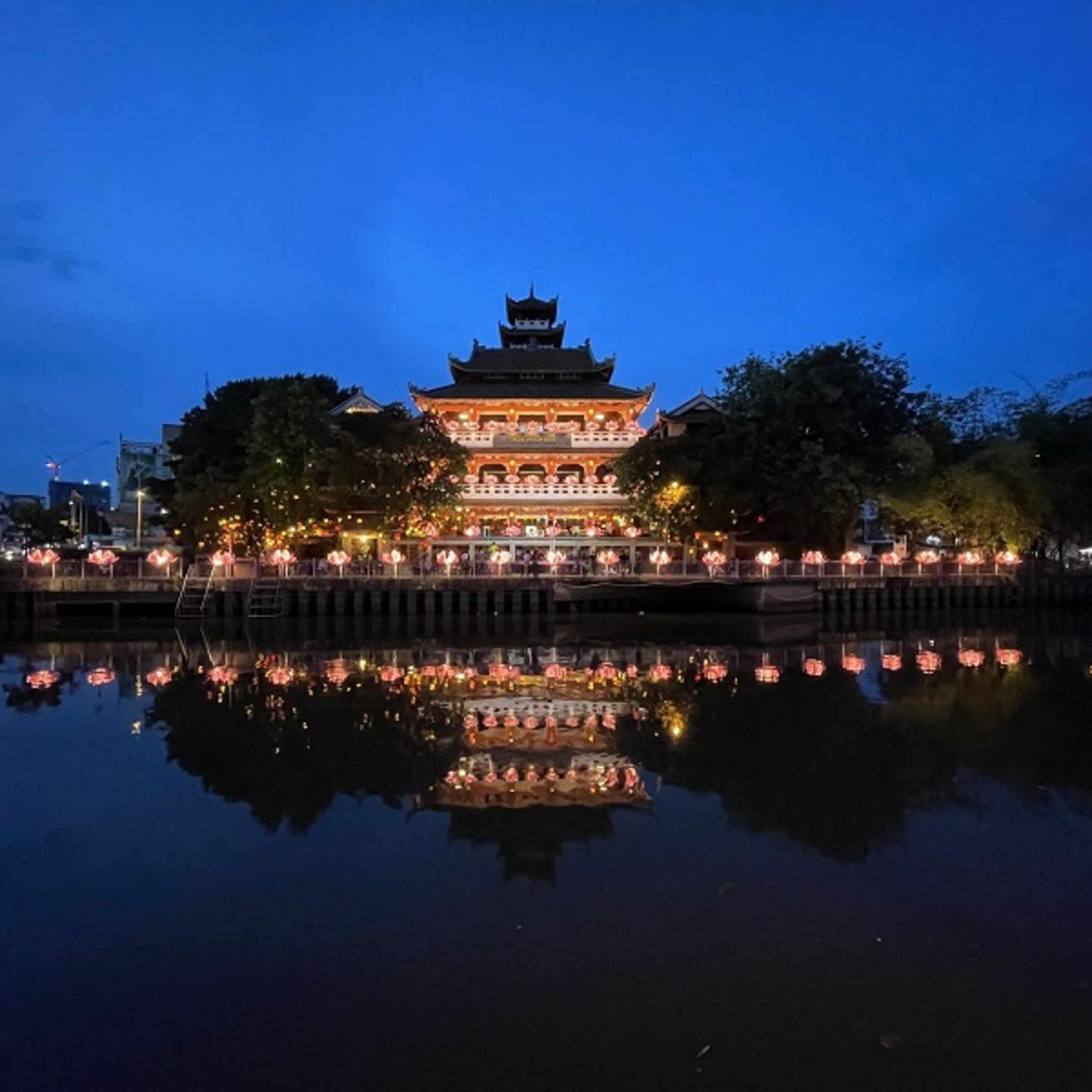 Hà Nội và TP.HCM, tổ chức tưởng niệm đồng bào tử vong, cán bộ chiến sĩ hi sinh trong đại dịch COVID-19  episode artwork