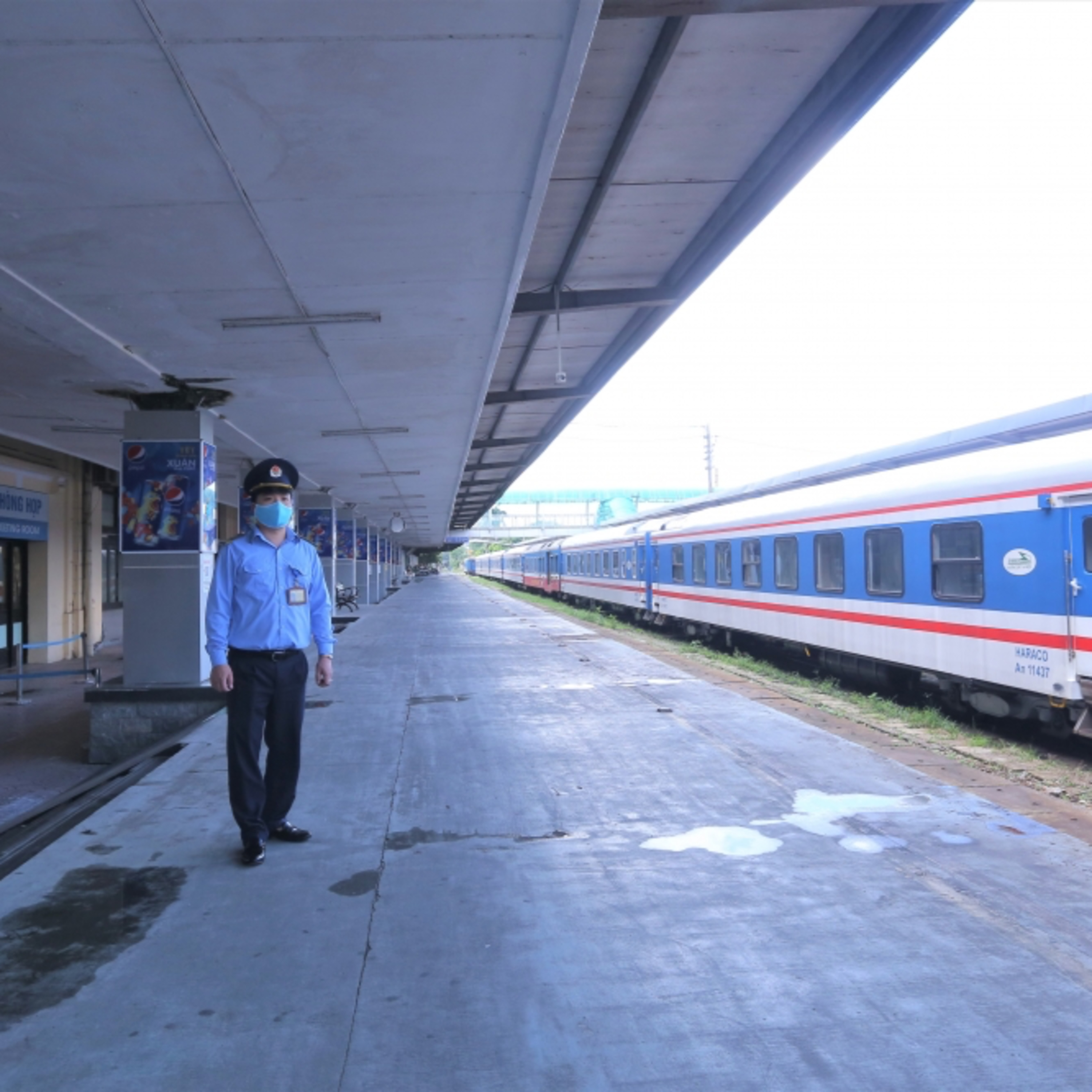 Vắng bóng người trên sân ga