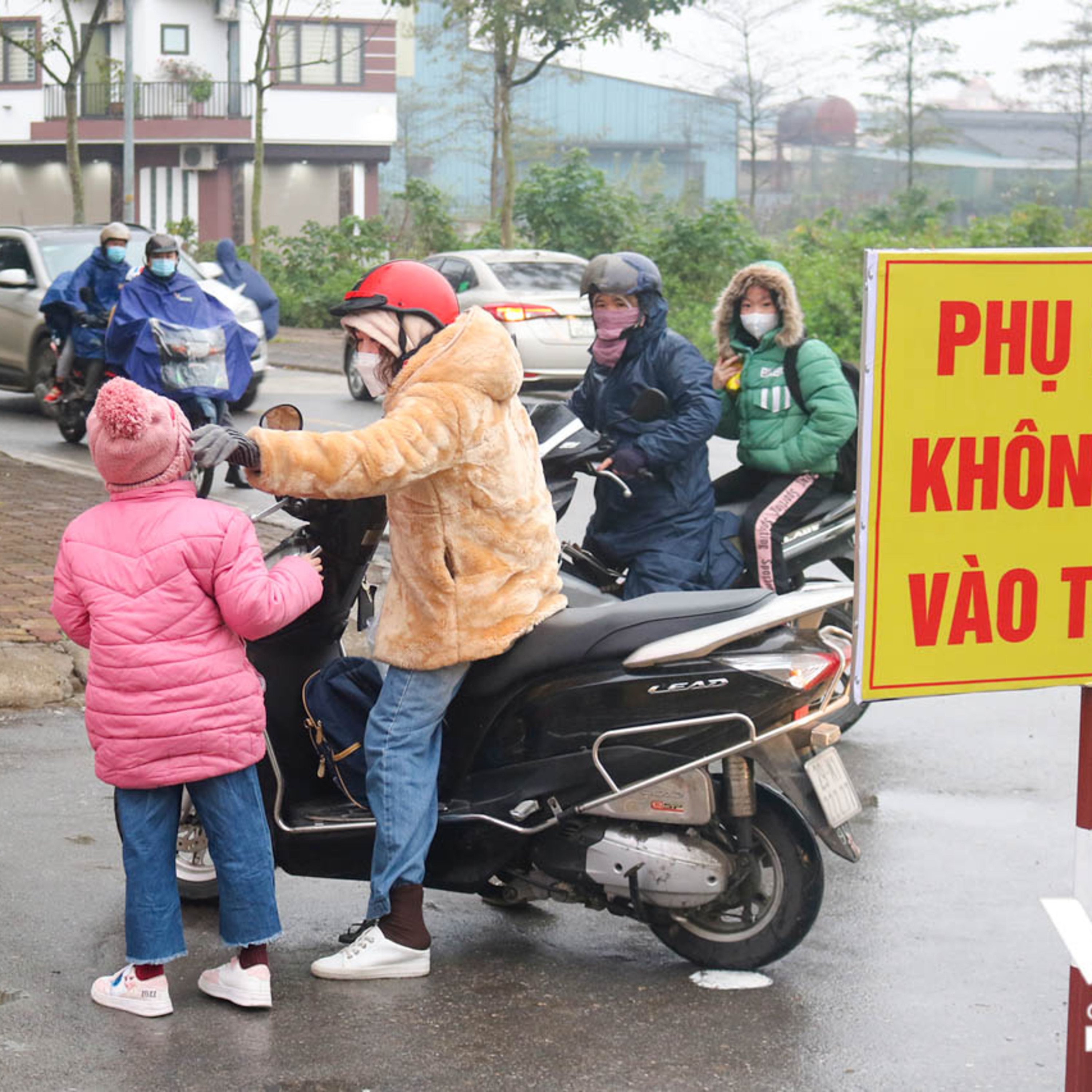  Thấp thỏm ngày đầu học sinh tiểu học trở lại trường 