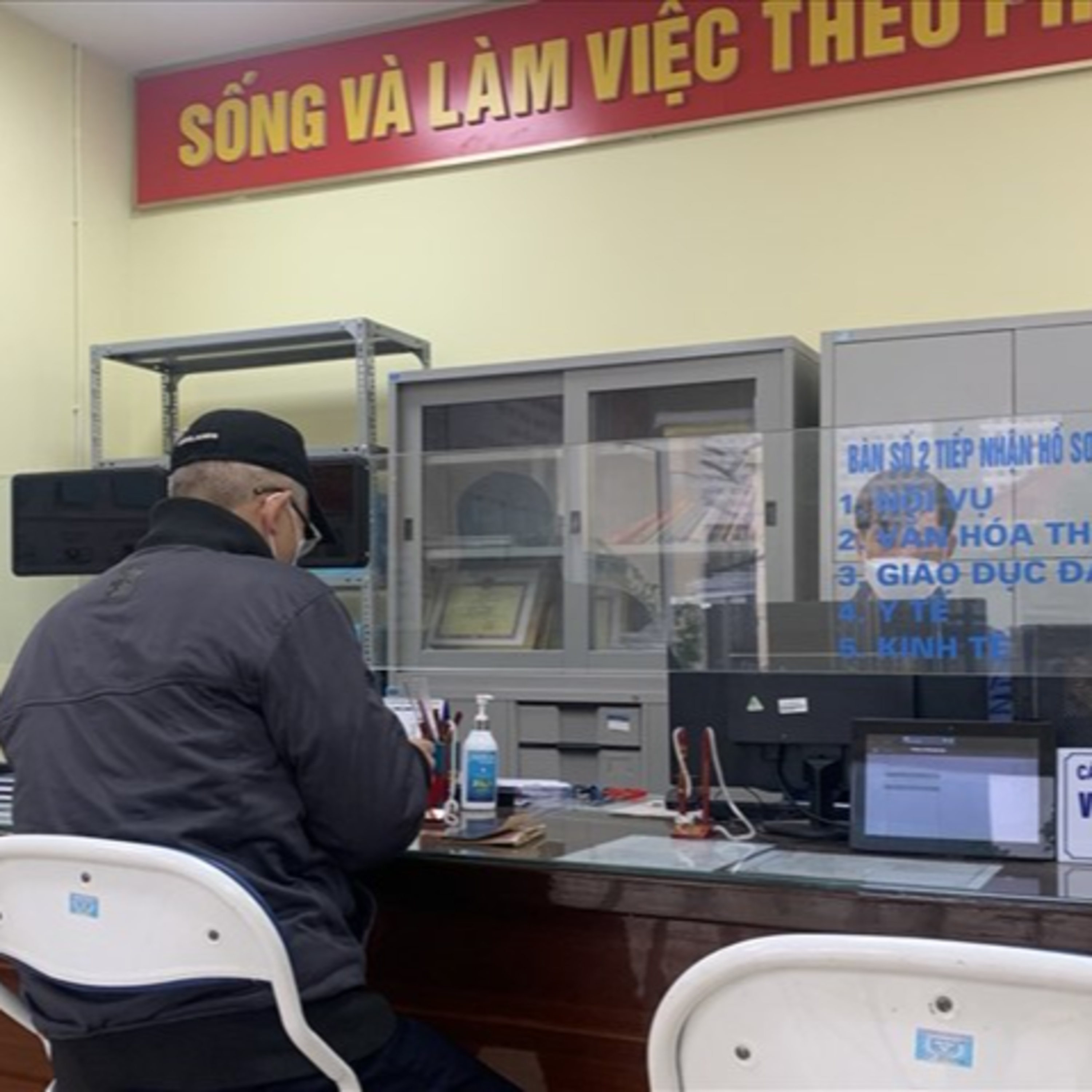 “Một cửa” xã phường vắng hoe do Covid