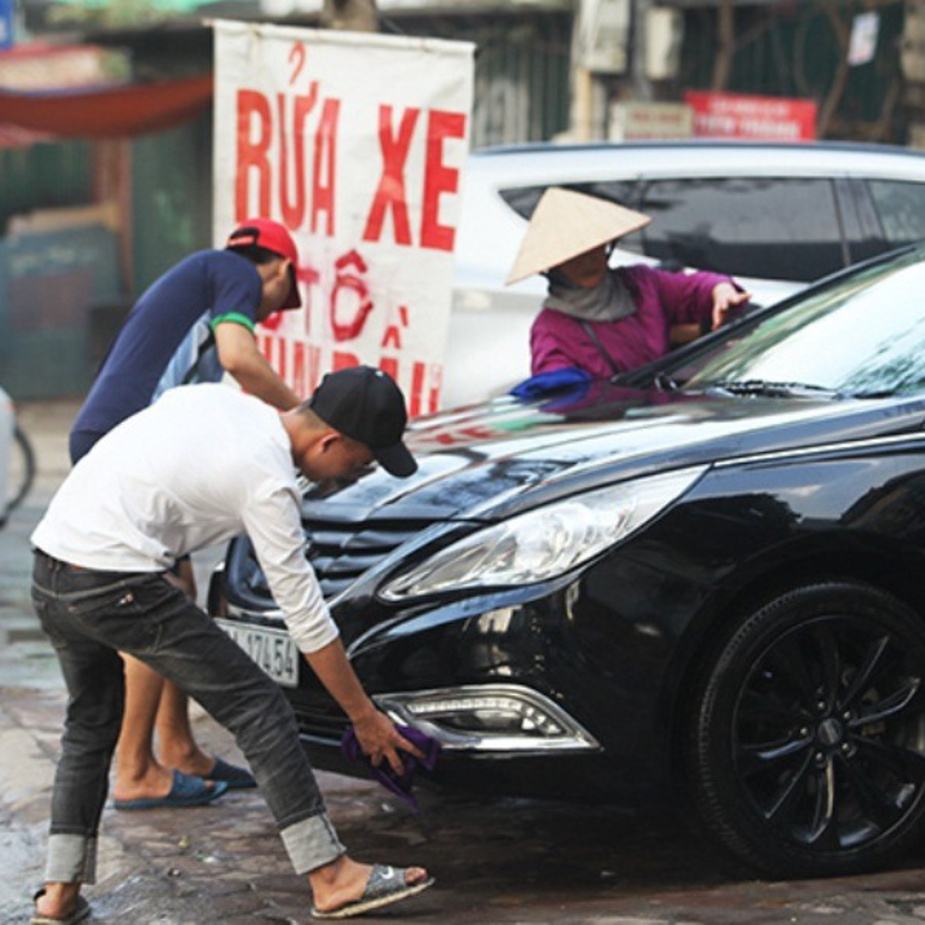 Nước sạch, nước ngầm, hàng rửa xe vô tư xả