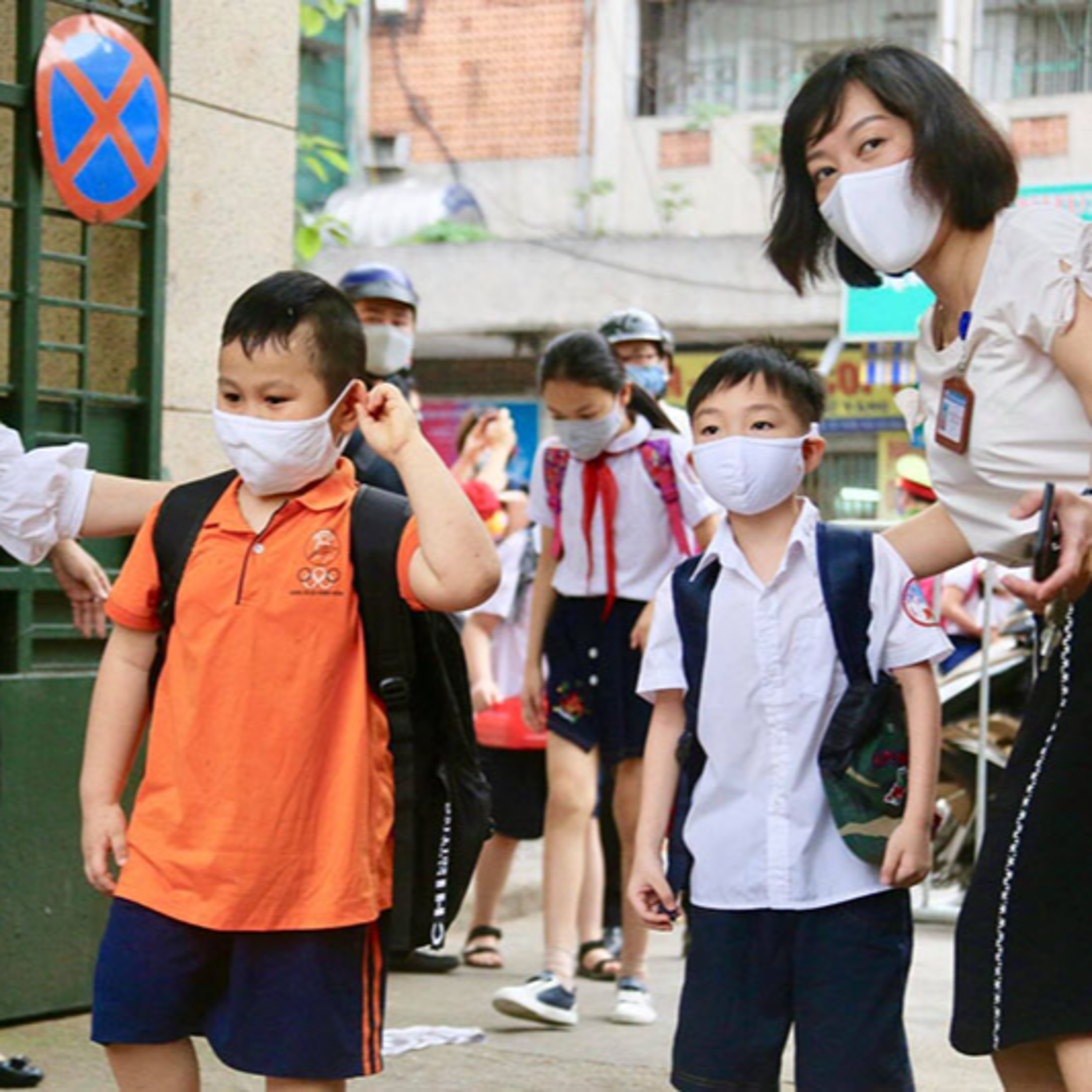 Hà Nội: Dịch tạm lắng, phụ huynh trẻ tiểu học mong con sớm được trở lại trường