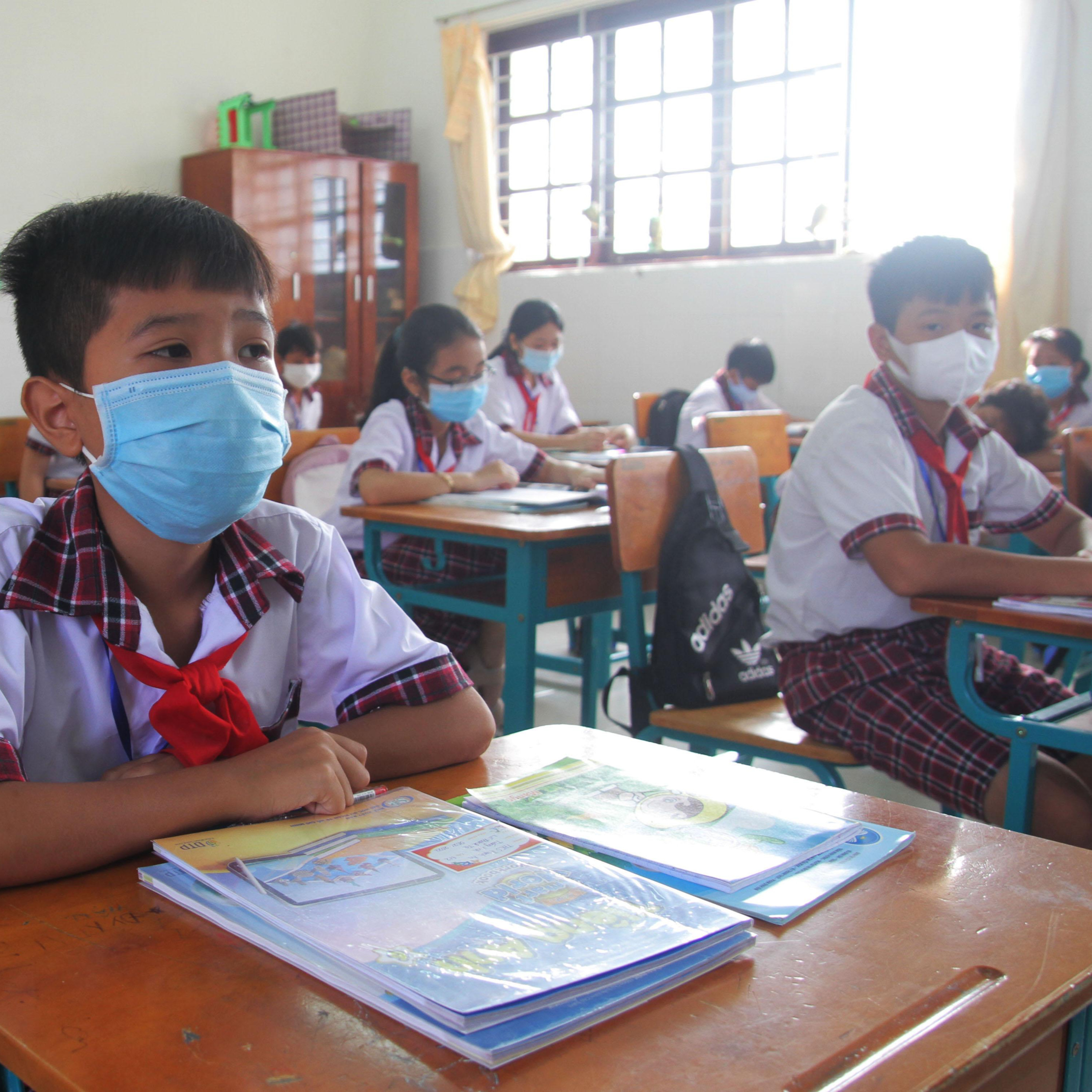 Người lớn thôi đeo khẩu trang nơi công sở, sao bắt trẻ học bán trú đeo khẩu trang suốt ngày? episode artwork