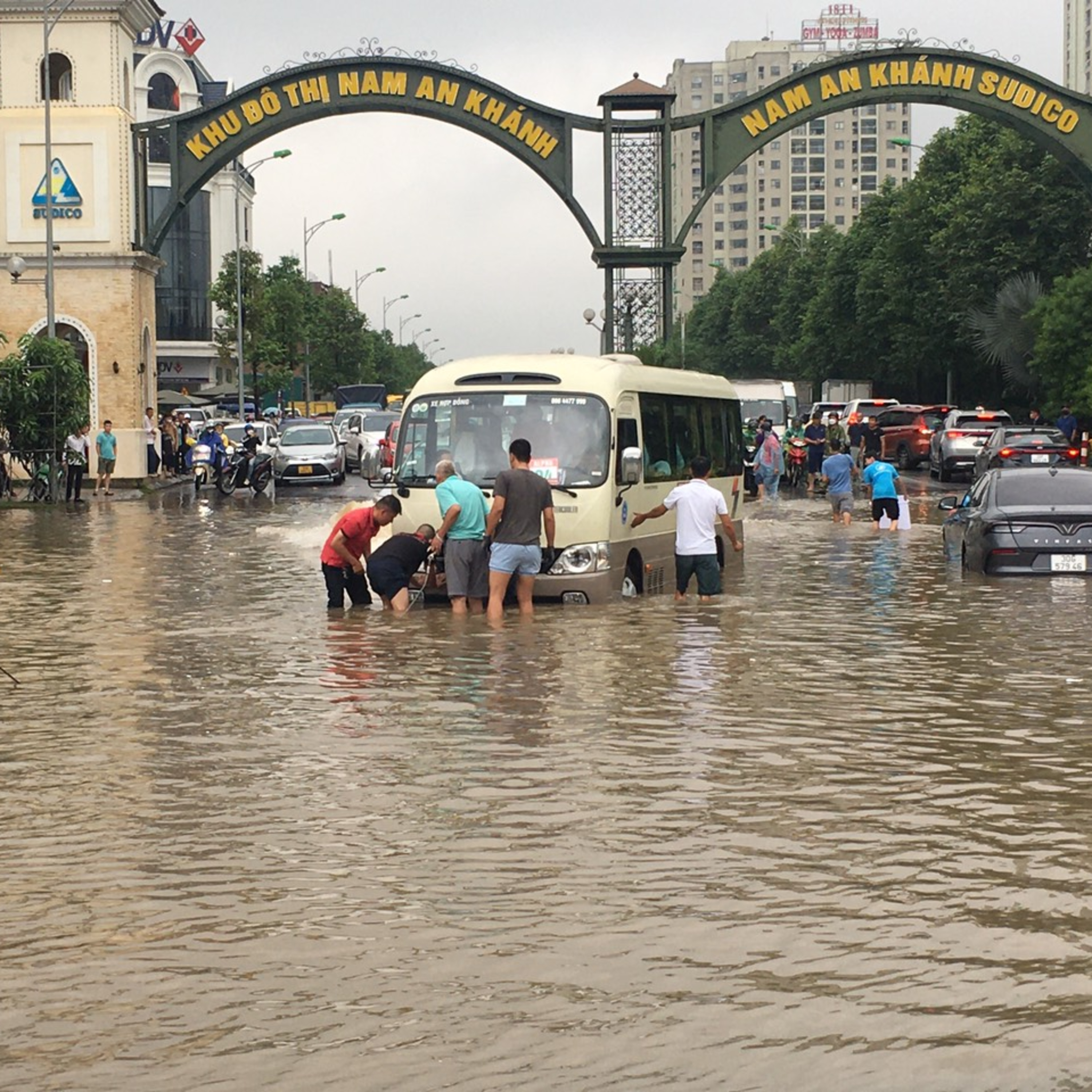 Hà Nội đầu tuần, nhiều tuyến đường biến thành “sông”, người đi làm chật vật episode artwork