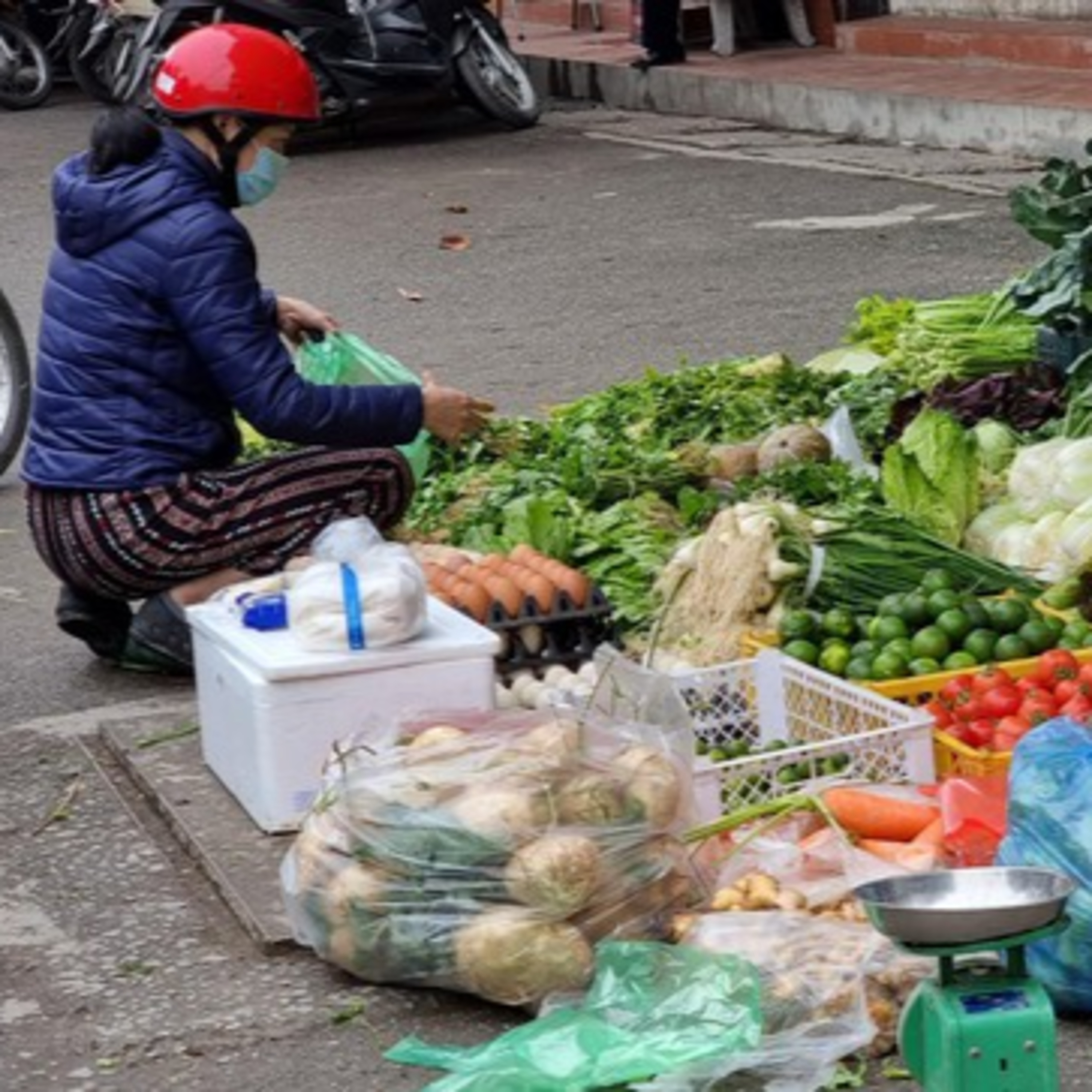 Người thu nhập thấp ở đô thị chật vật trong “bão” giá