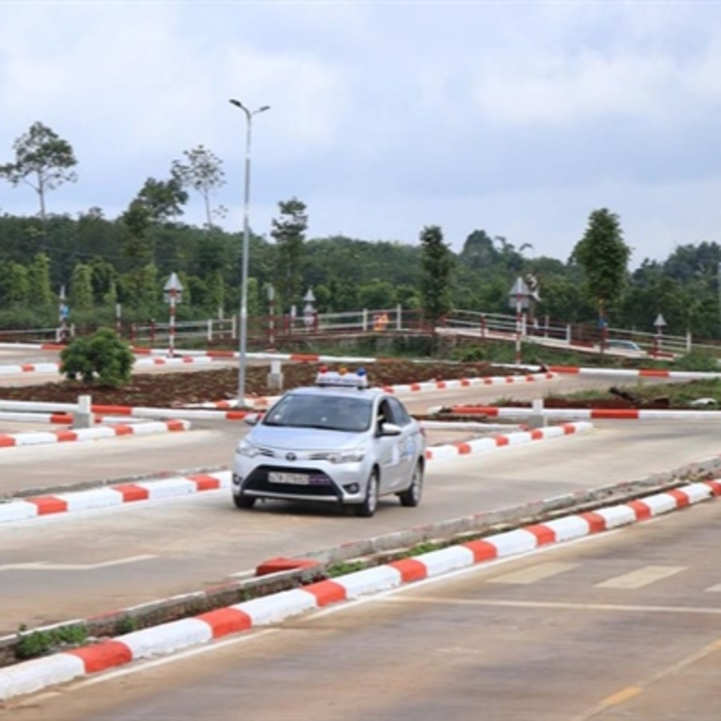 Mượn cớ thi trên mô hình, tăng phí đào tạo lái xe vô tội vạ
