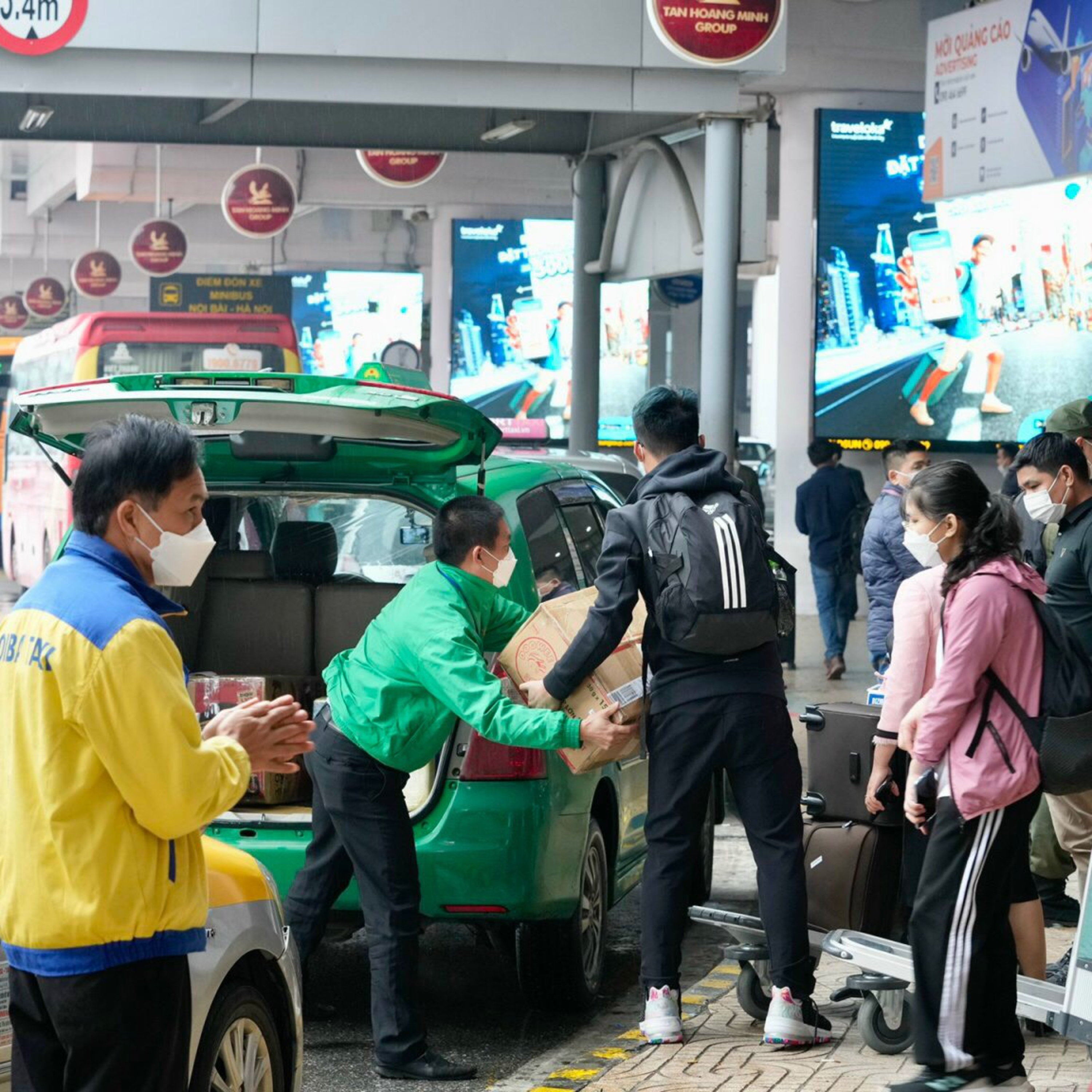 Chuộng xe cá nhân, nhiều khách ra sân bay vẫn ngại đi taxi, xe buýt