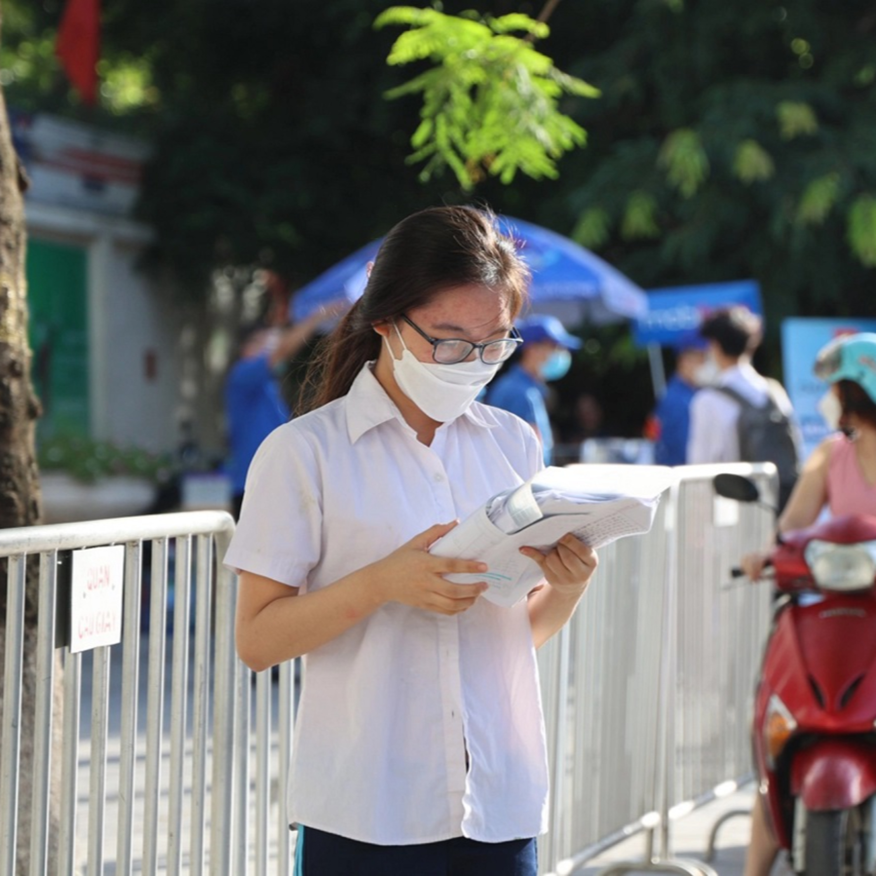 Tuyển sinh đại học năm nay: Biến động điểm chuẩn không lớn, nhiều trường căng thẳng đến phút chót episode artwork