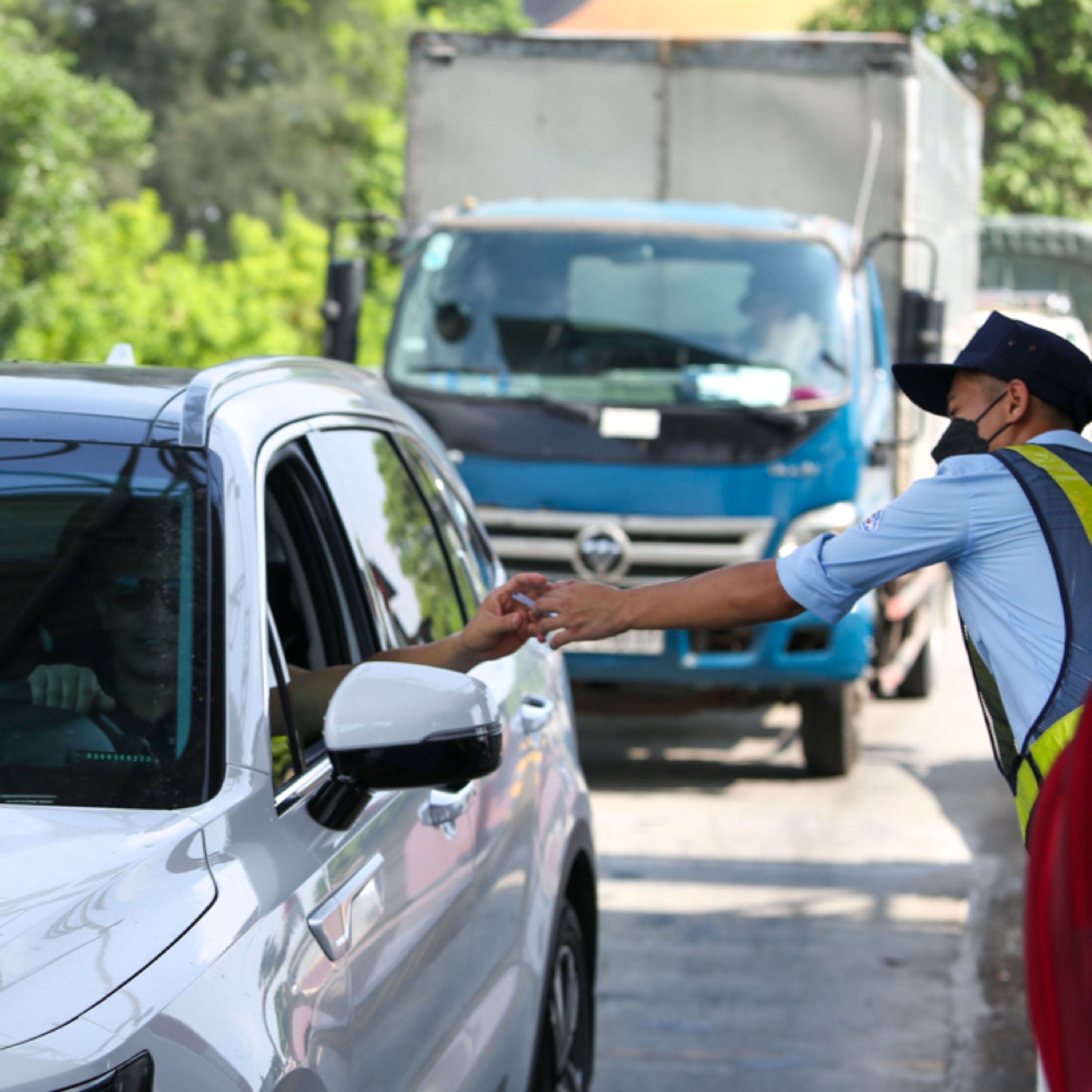 Ngày đầu cả nước thu phí không dừng hoàn toàn trên cao tốc: Nhiều xe chưa dán thẻ vẫn lên cao tốc