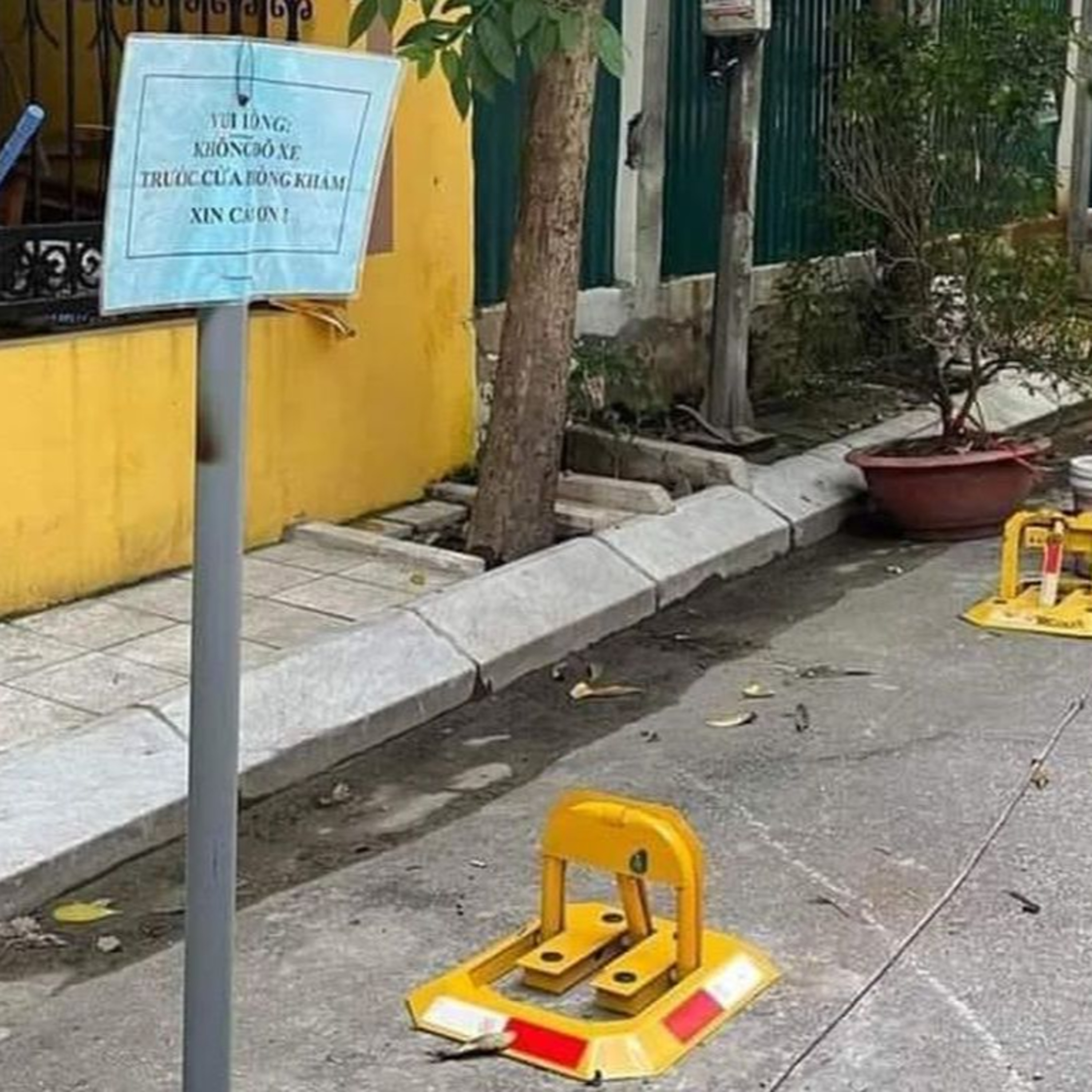 Tự ý lắp khóa chống đỗ ôtô: Một dạng hành xử kiểu giang hồ, quản lý trật tự cần xem lại episode artwork