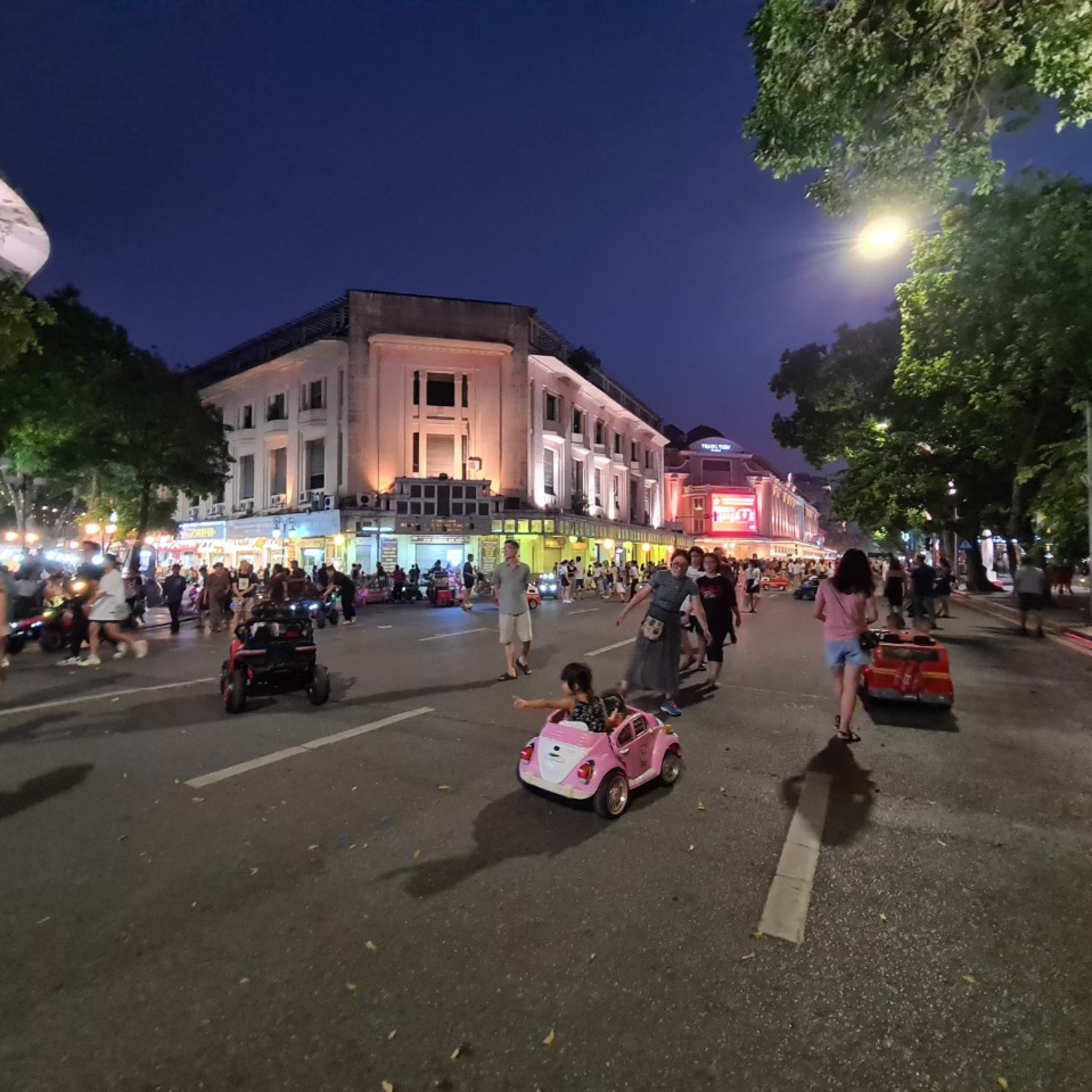 Giao thông lộn xộn, nhếch nhác hàng rong, phố đi bộ hồ Gươm “mất điểm” episode artwork