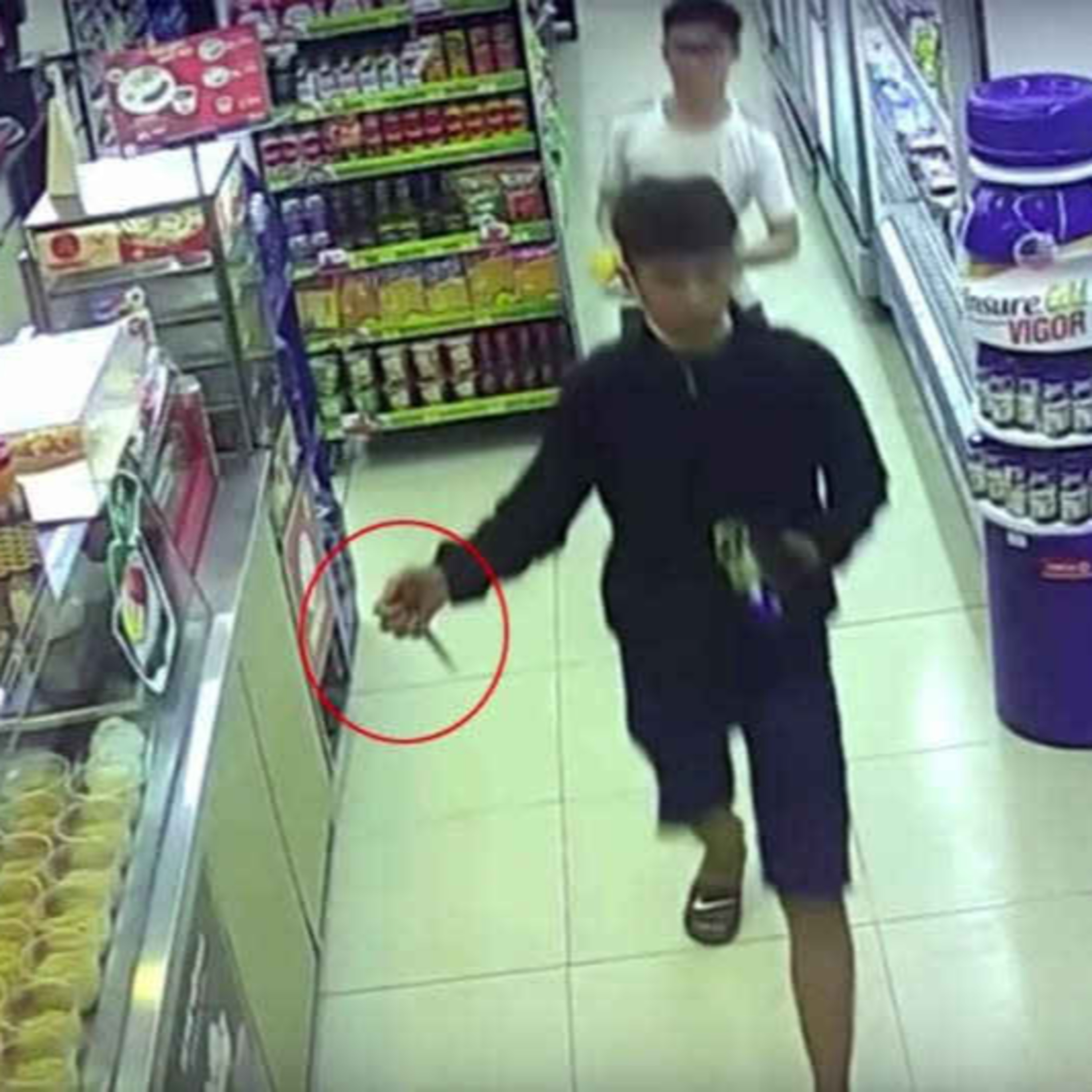 TP.HCM: Cửa hàng tiện lợi phập phồng lo cướp giật