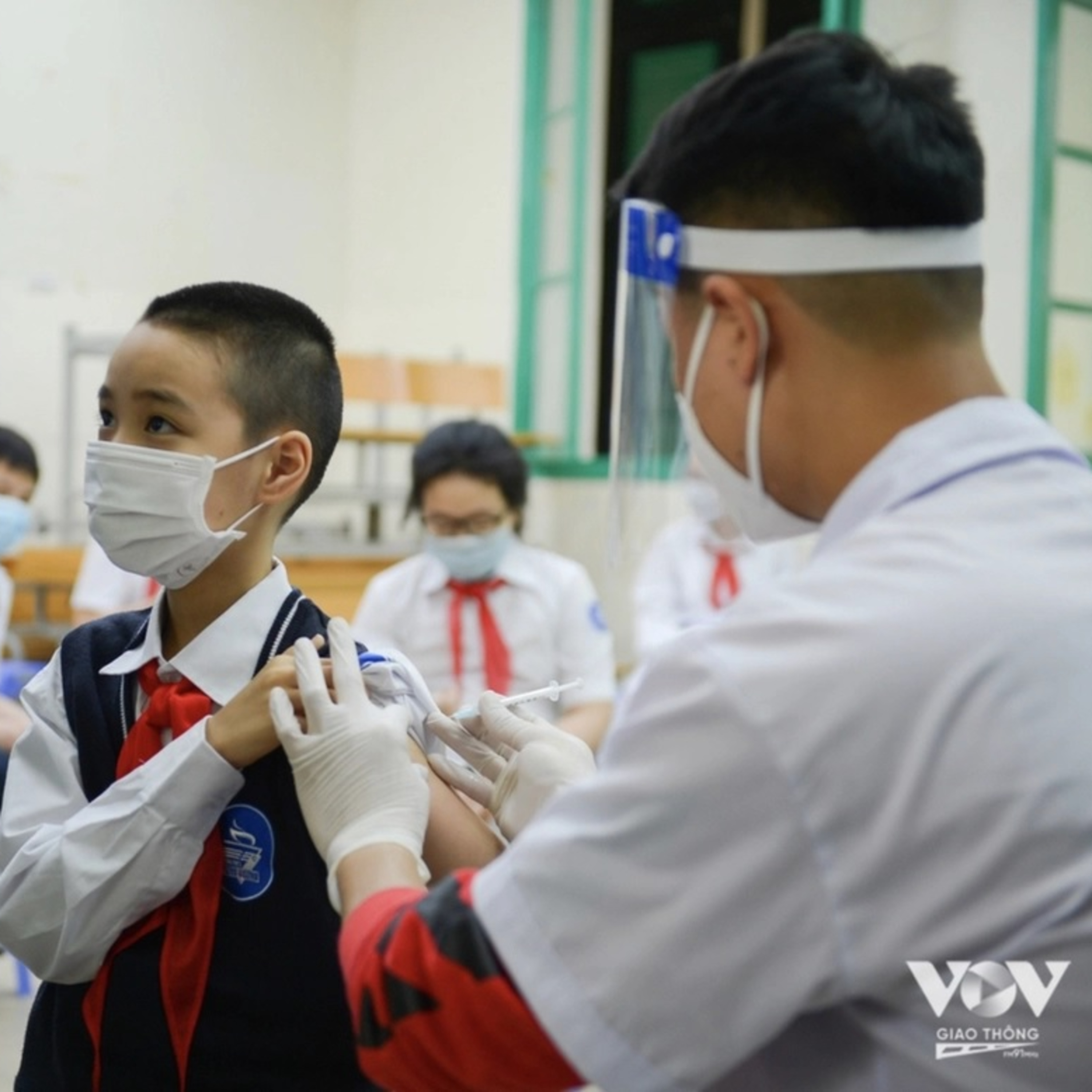 Tìm danh tính nhân viên y tế, mời phụ huynh học sinh chưa tiêm Covid đến họp: Những cách làm gây nhiều băn khoăn