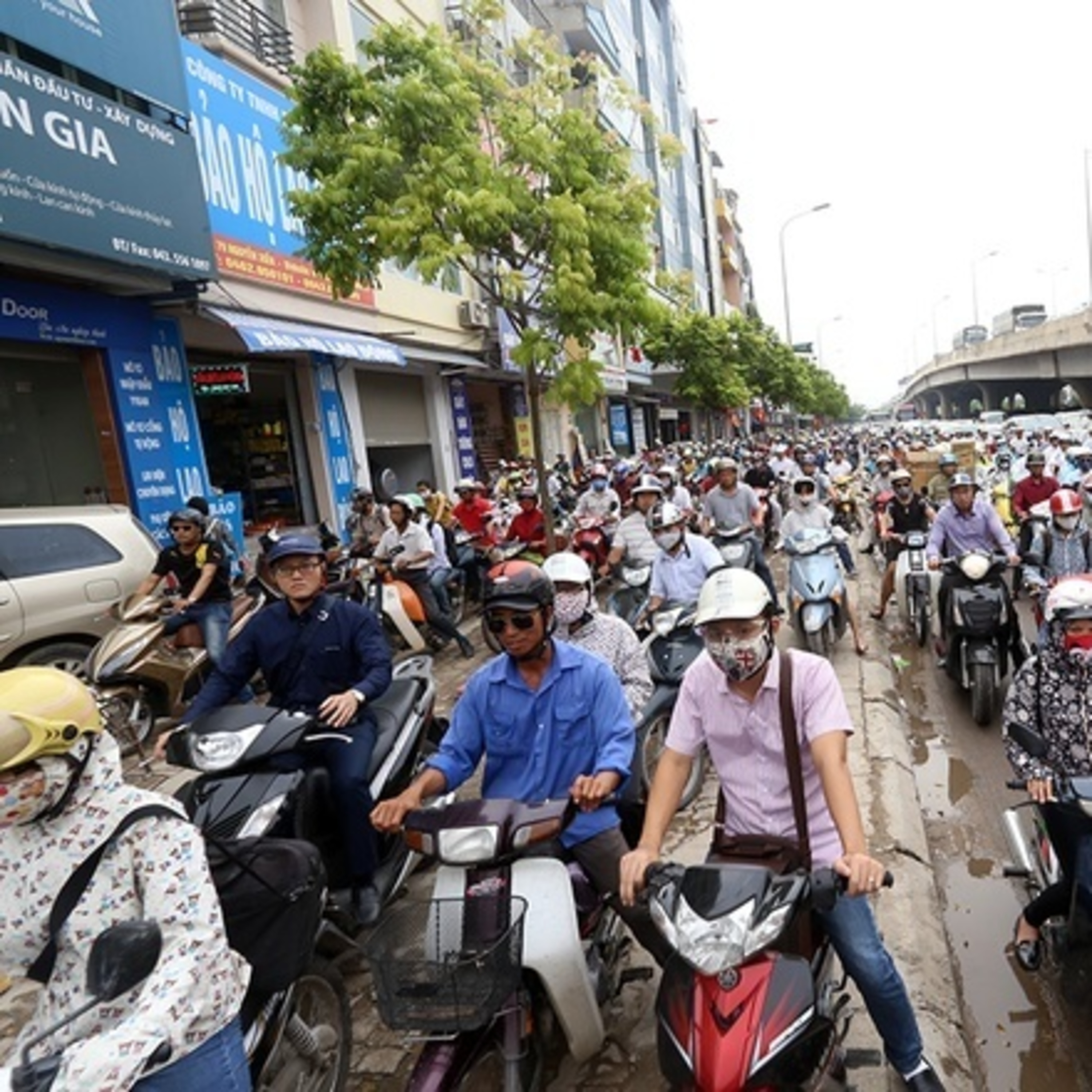 Những vỉa hè nát tươm dưới bánh ô tô, xe máy