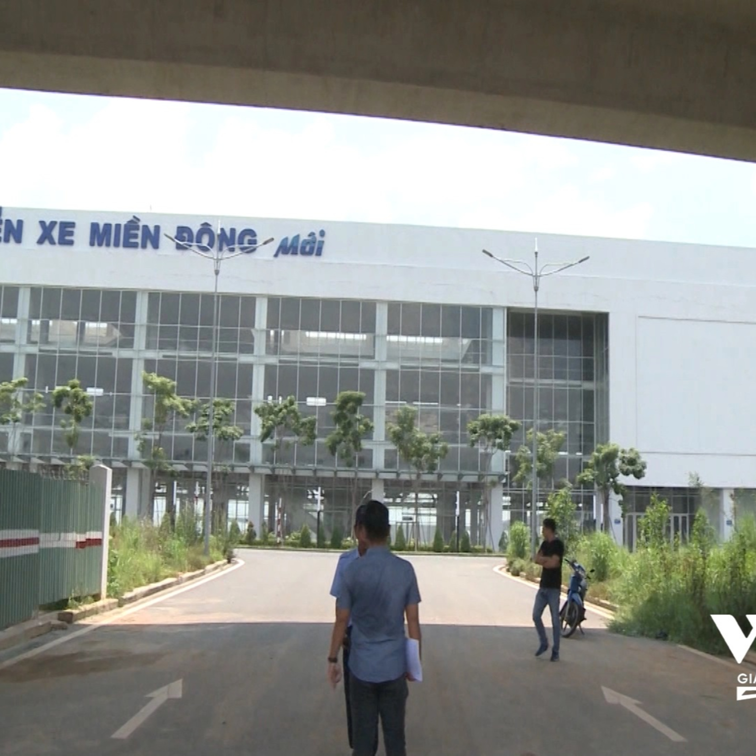 Hàng trăm xe bỏ bến chạy “dù”, bến xe miền Đông mới “kêu cứu”