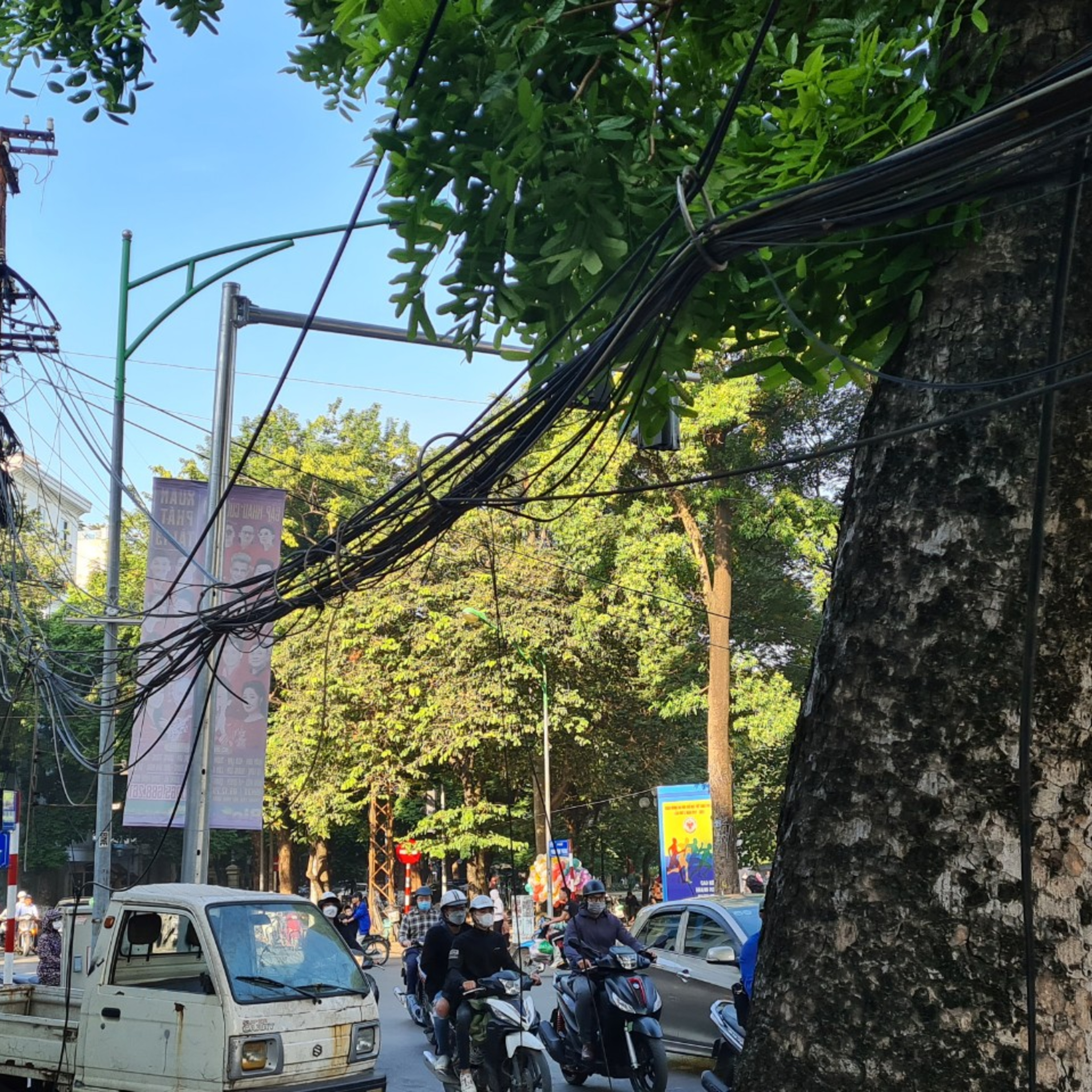 Hà Nội: Nhiều nơi dây điện, dây cáp vẫn lủng lẳng trên đầu