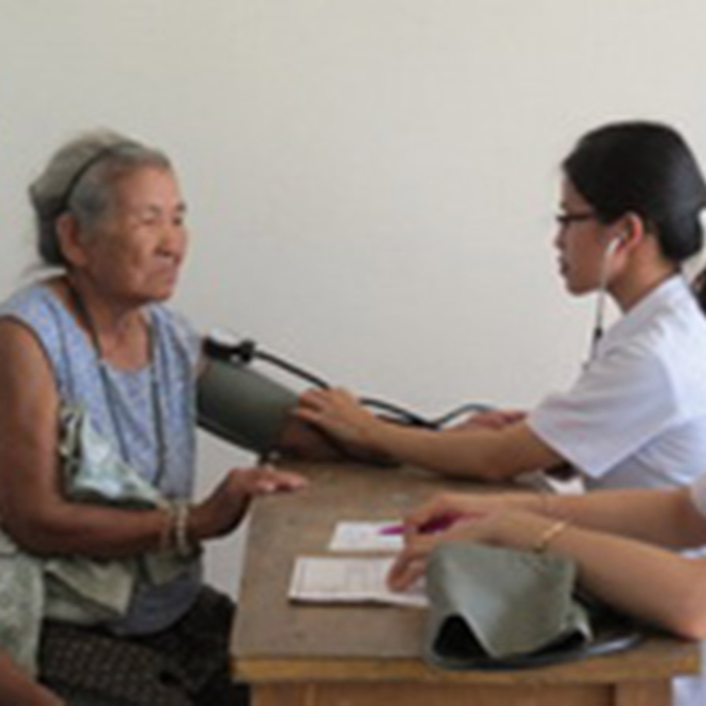 Bệnh viện công làm dịch vụ, quản thế nào để không ảnh hưởng đến cơ hội của người nghèo?
