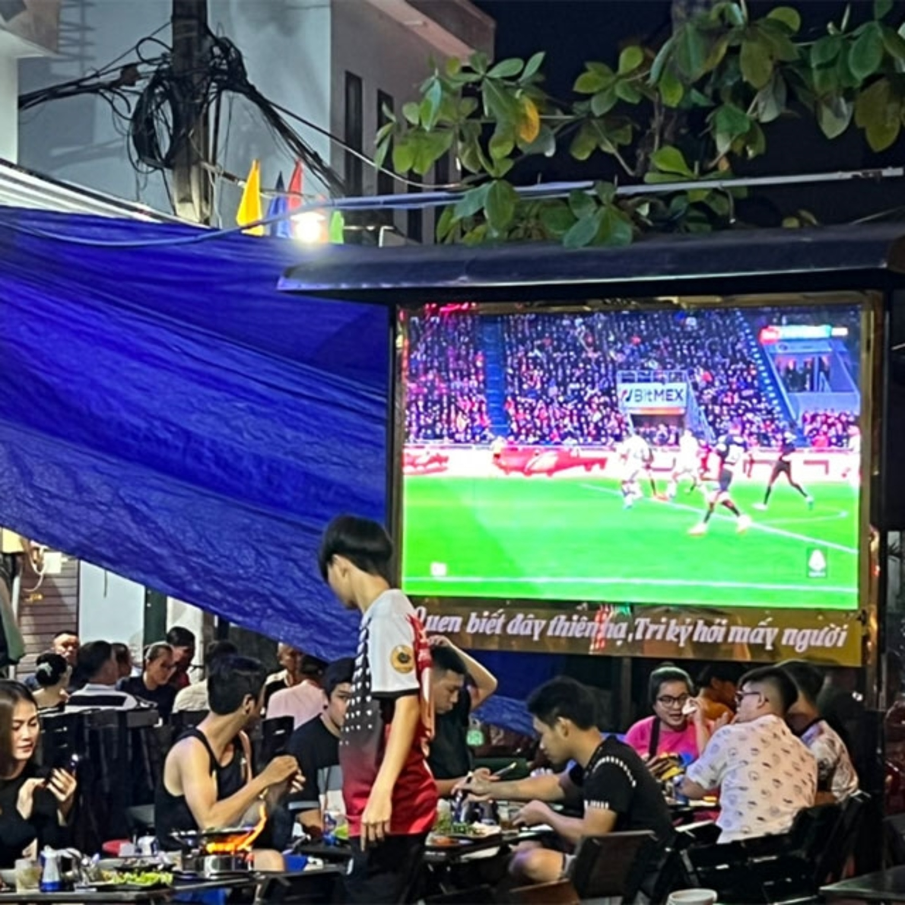 Chuyện trò trên phố: Xem World Cup văn minh 