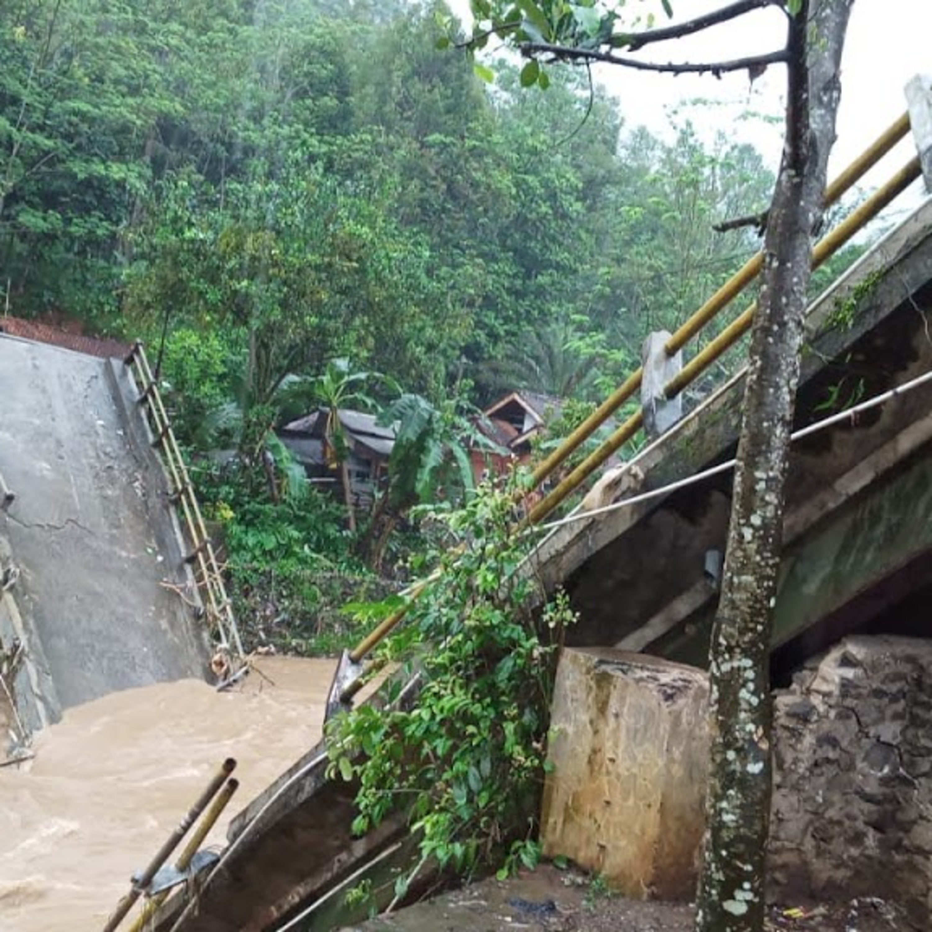 KILAS RADIO - DIHUJANI SEPANJANG HARI, SATU JEMBATAN PUTUS, BANJIR DI 3 LOKASI, 11 LOKASI LONGSOR DI KABUPATEN TASIKMALAYA episode artwork