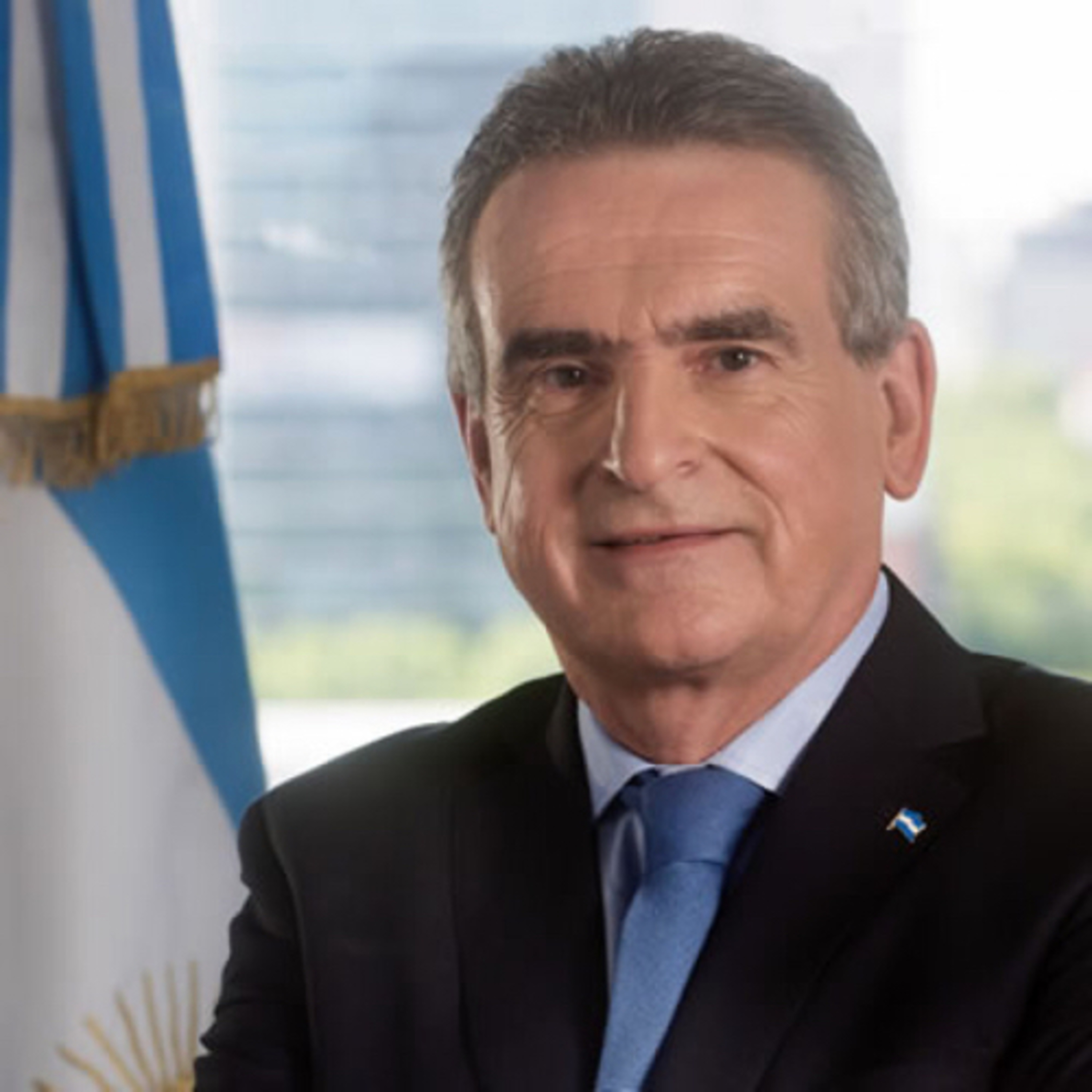 PONIENDO NEGRO SOBRE BLANCO
