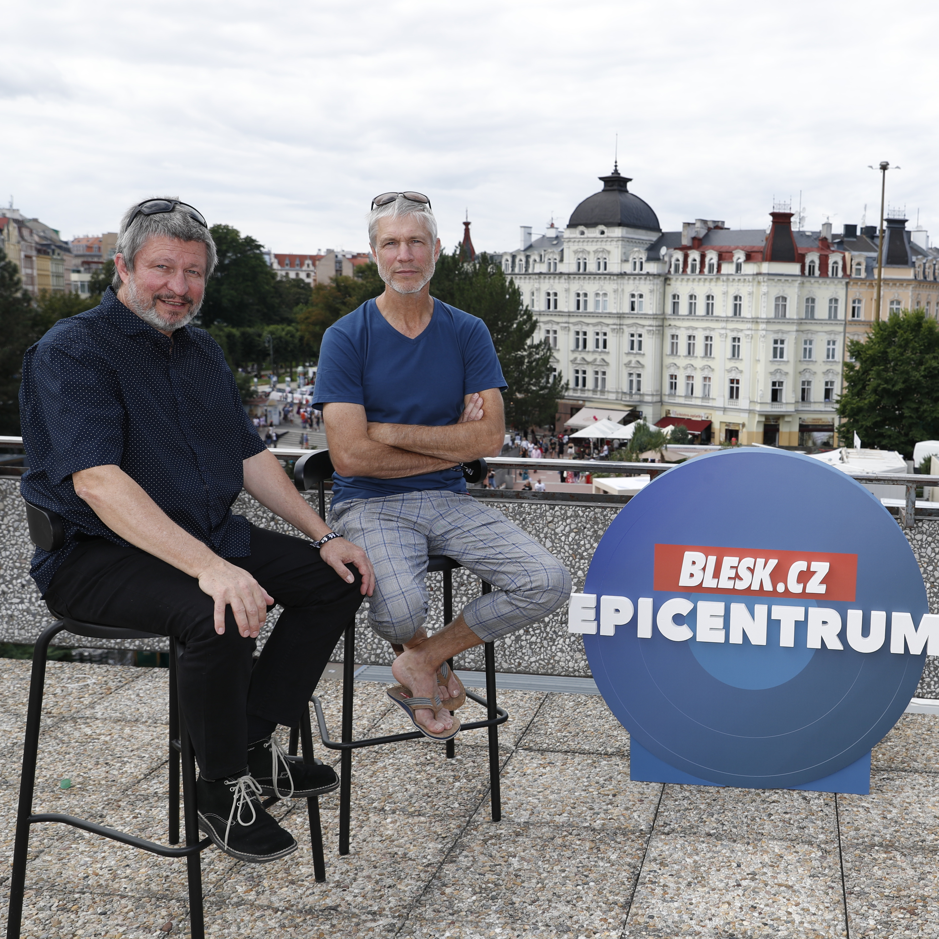 Vybuchující popcorn, nahé dívky i bazén nad pódiem. Michal a Šimon Cabani slaví čtvrt století s festivalem ve Varech episode artwork