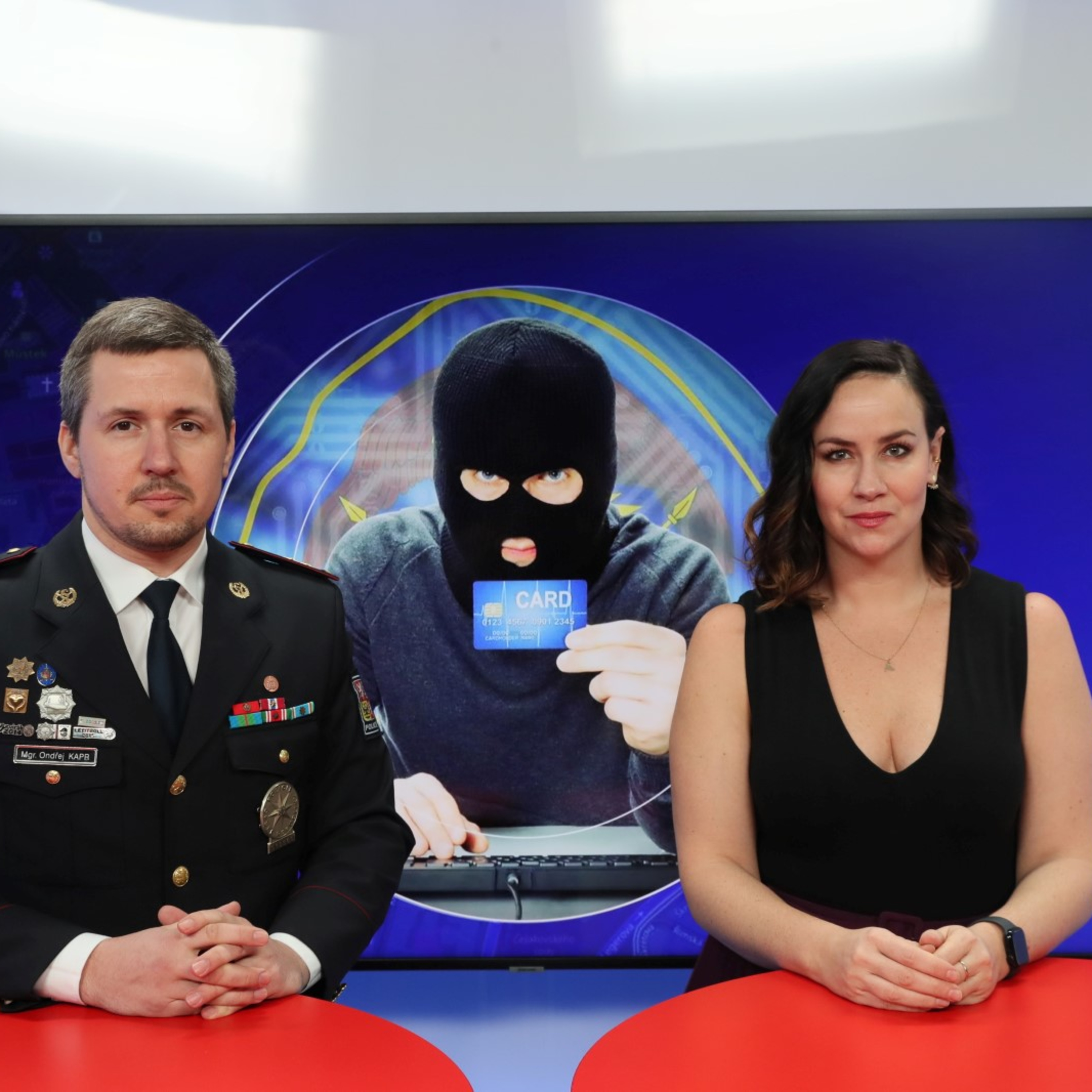 Policista o zločincích na internetu: Pozor na podvodné SMS, maily i telefonáty. Kyberútoky sílí! episode artwork