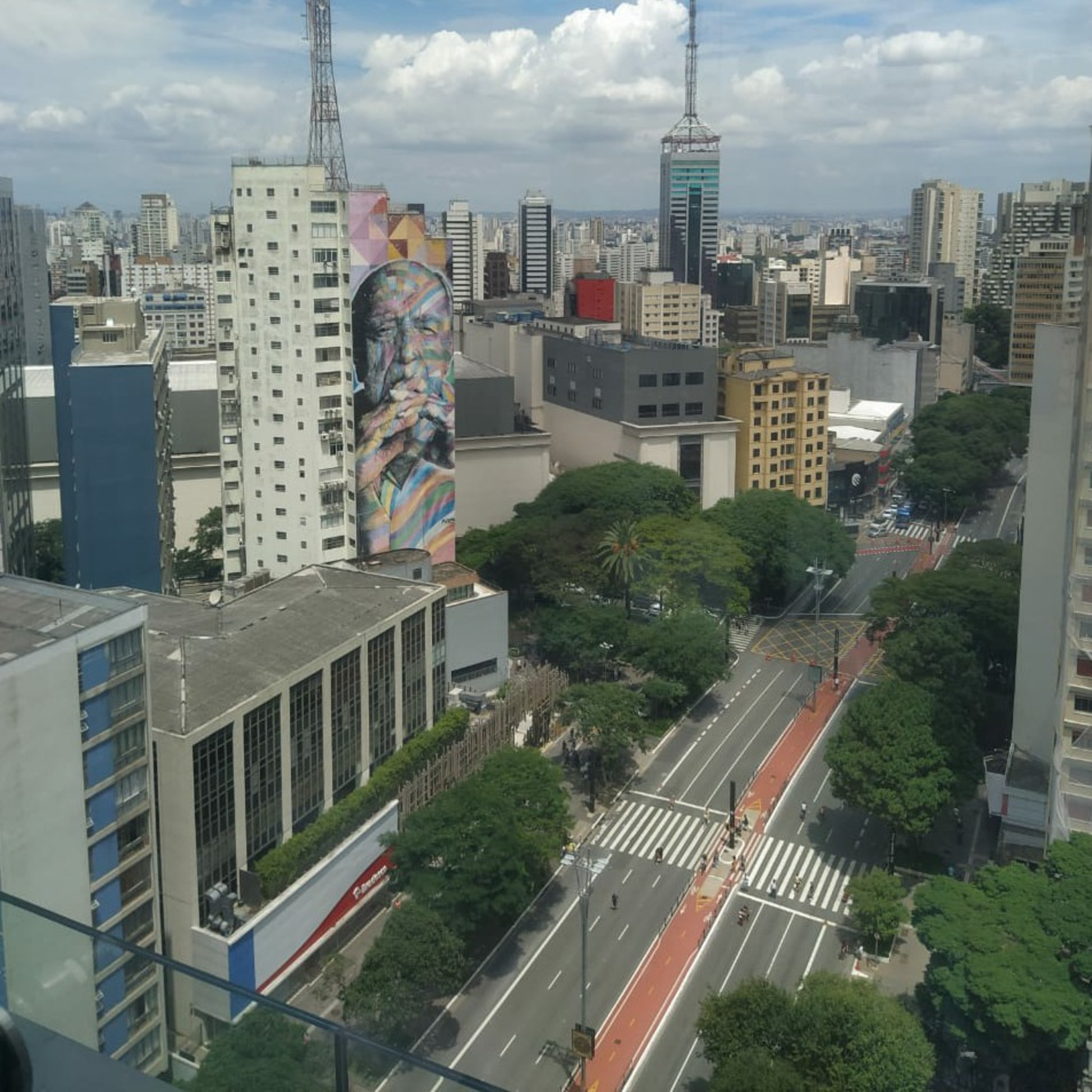 Hablando con la boca llena.