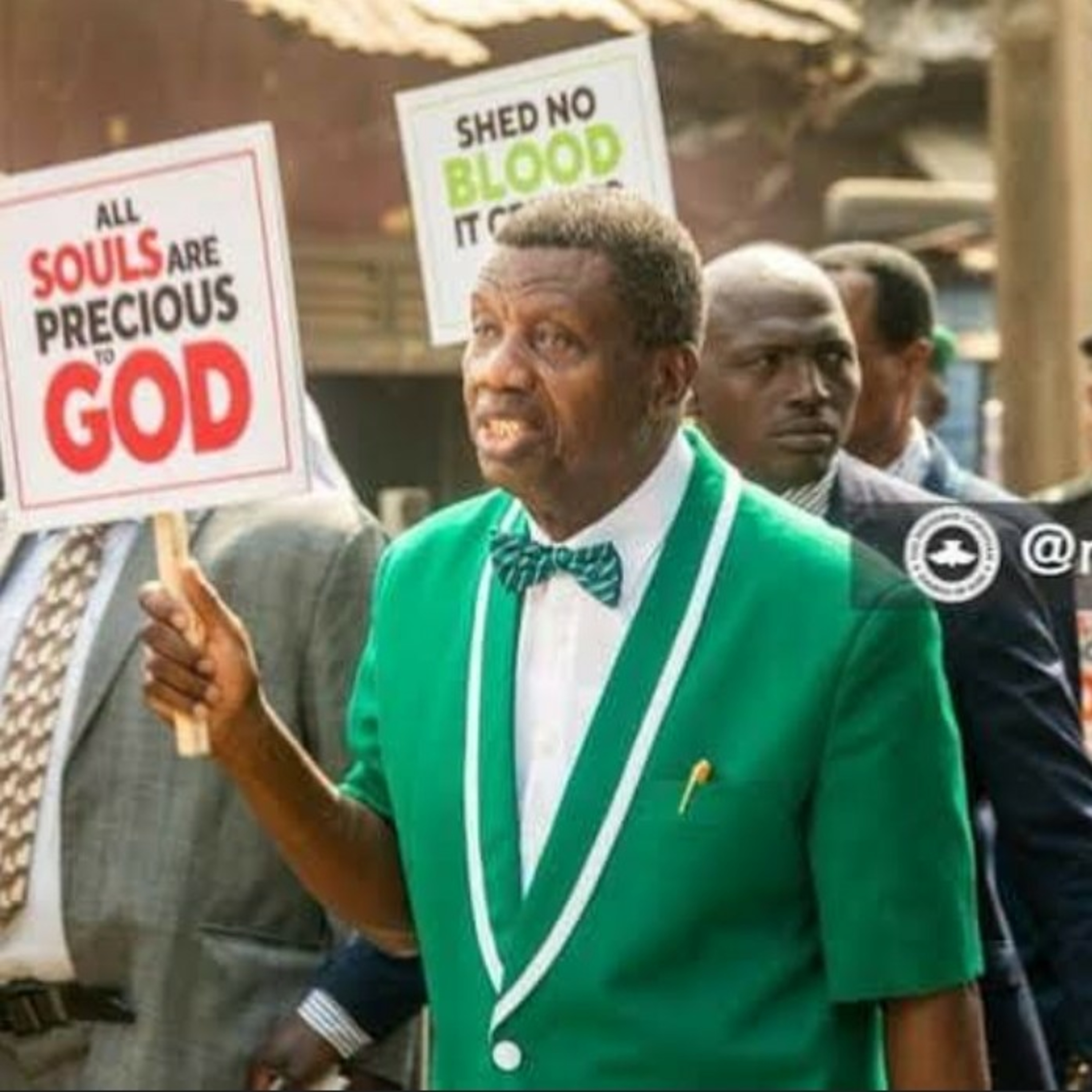 See why Nigerians Are Draging Pastor Adeboye and Hardship