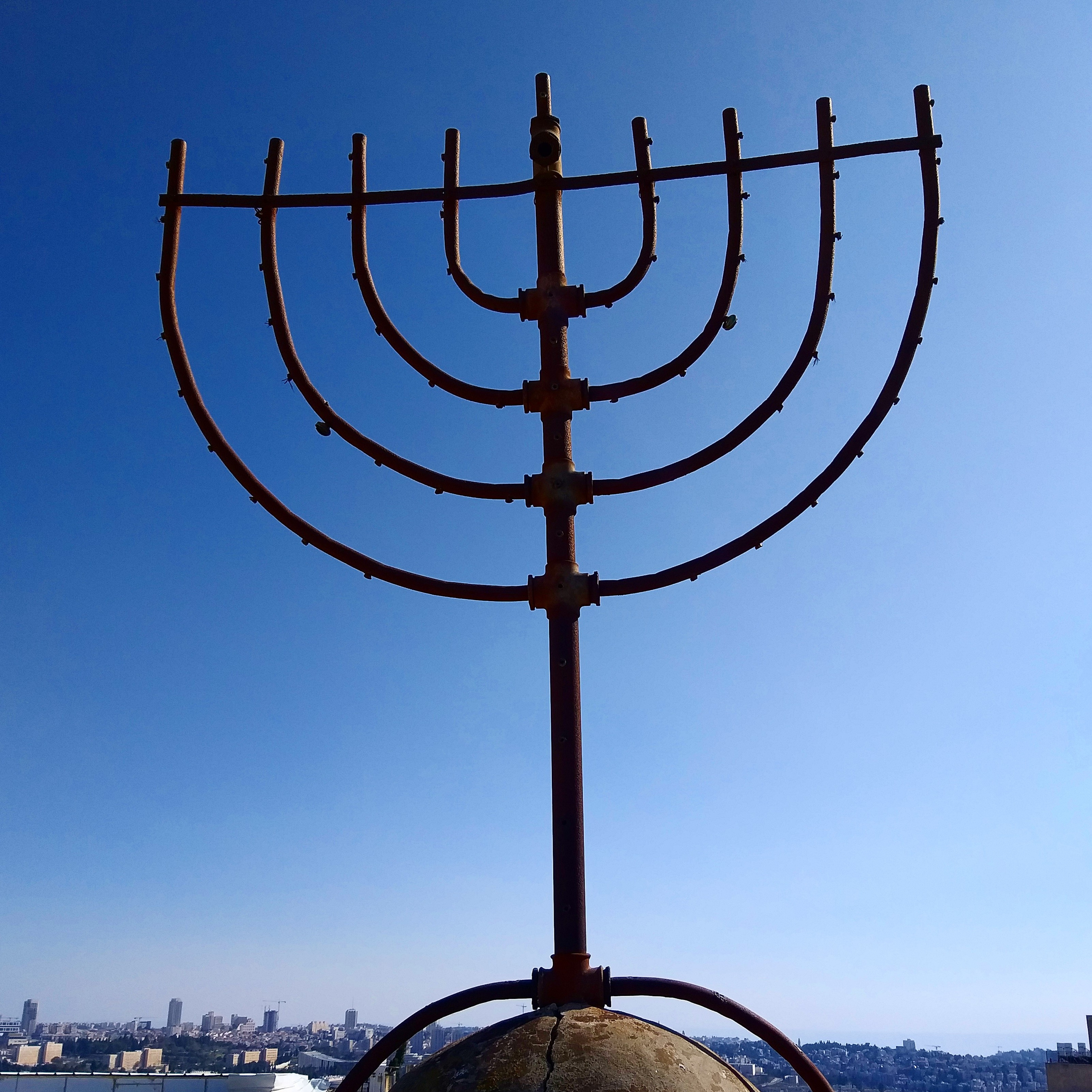 אמונה וחוש, או: מדוע יש לנו צורך באלילים? episode artwork
