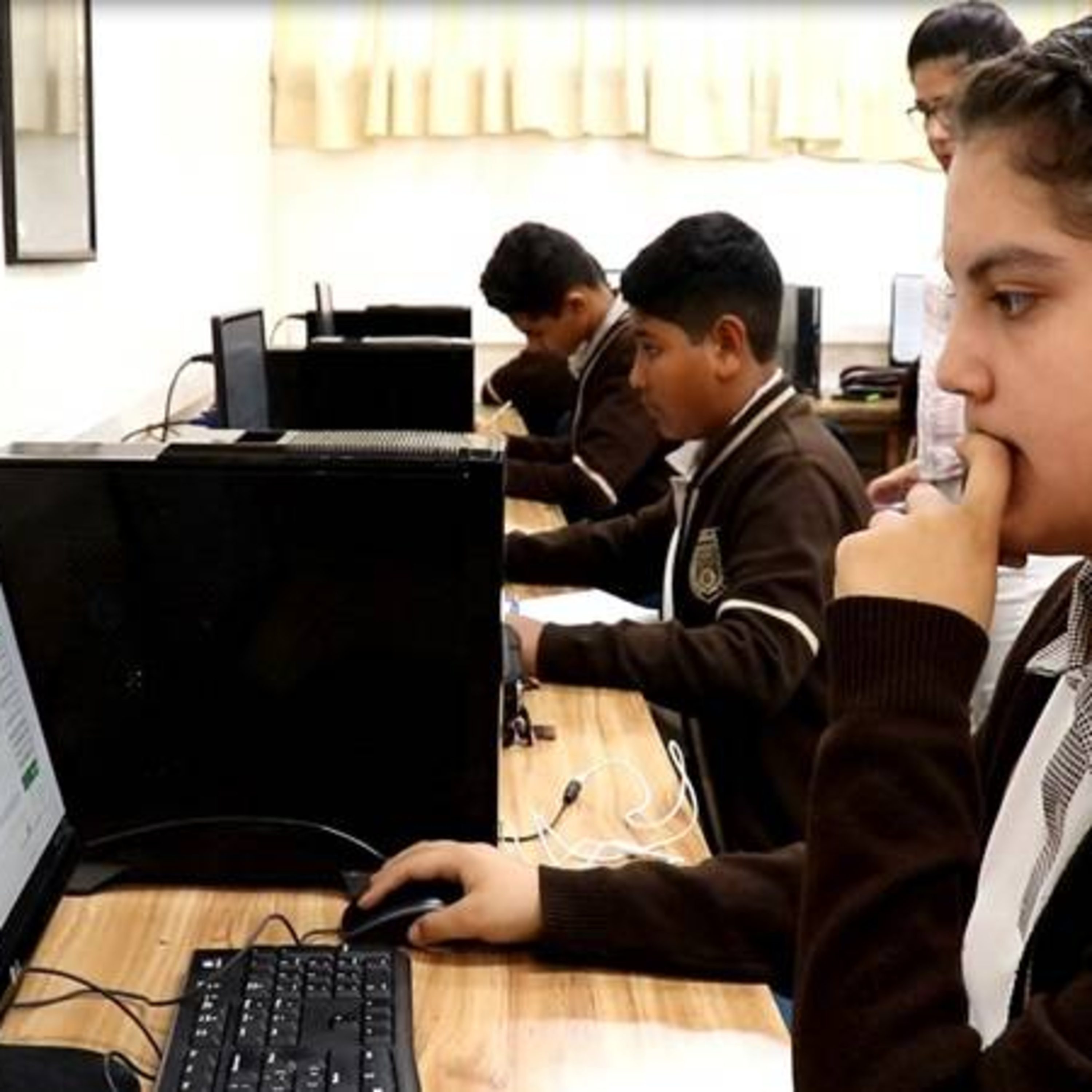 Además de los recortes a la educación, temen por disminución de recursos para la tecnología episode artwork